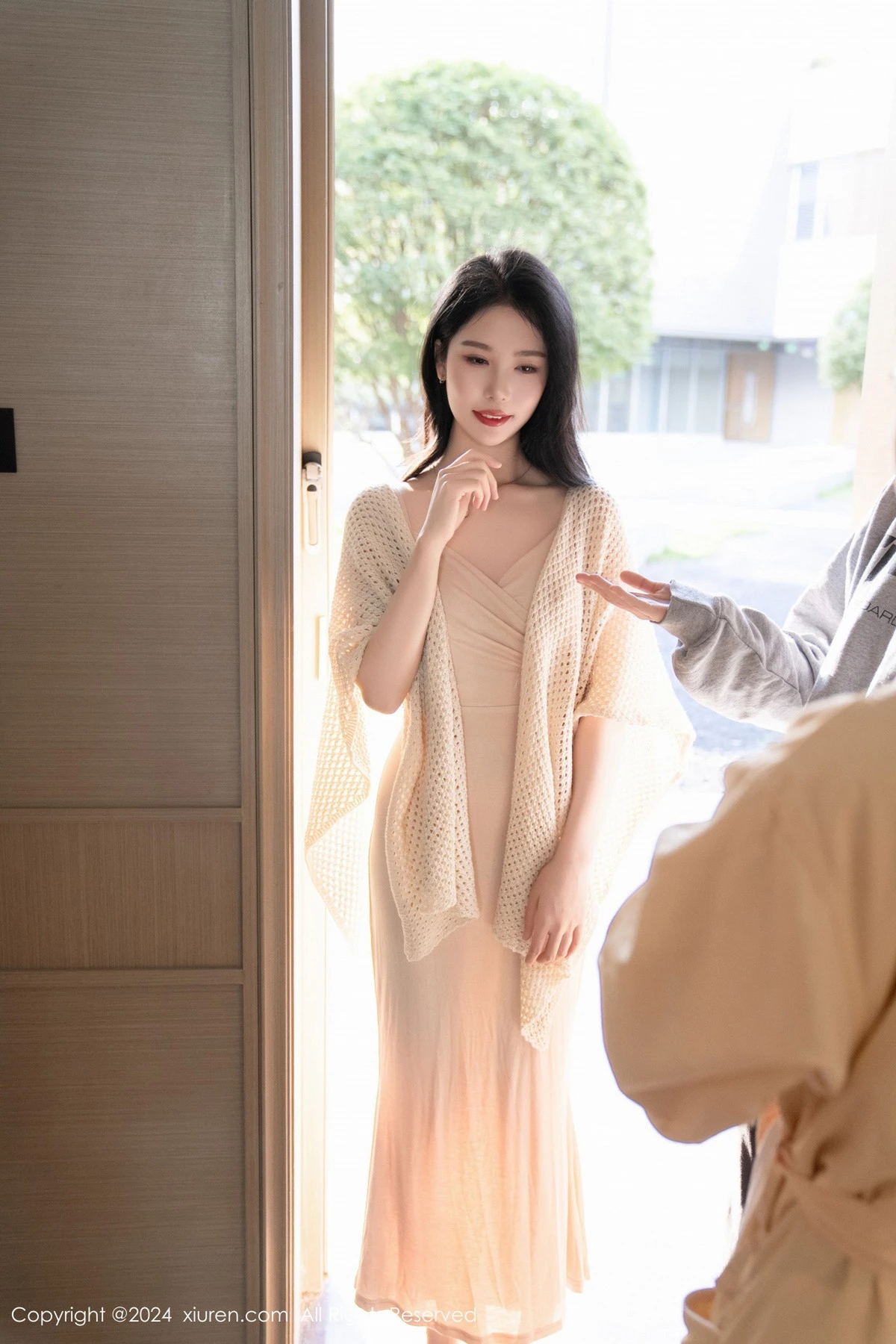 利世杏色连衣长裙露黑色内衣配超薄黑丝秀曼妙身姿绝美写真 第 15 张