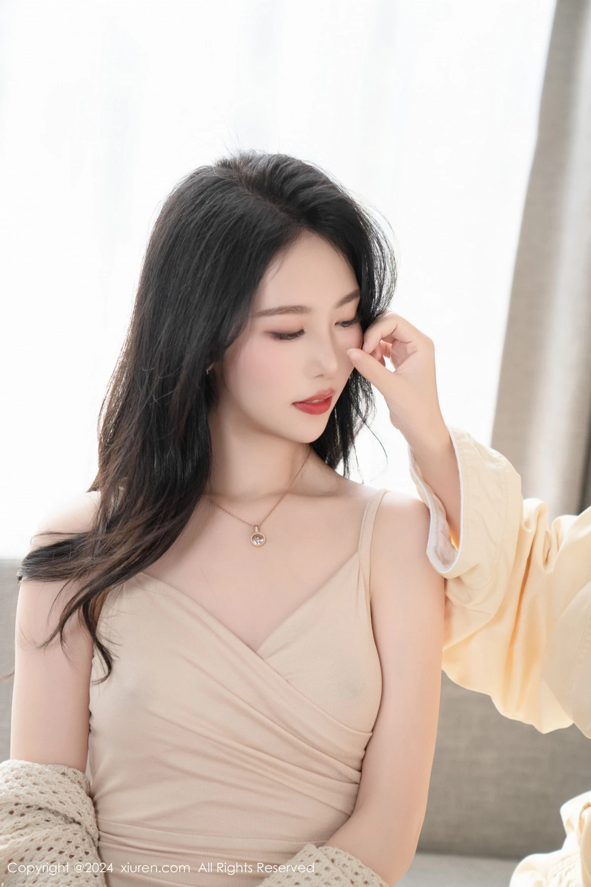 利世杏色连衣长裙露黑色内衣配超薄黑丝秀曼妙身姿绝美写真 第 20 张