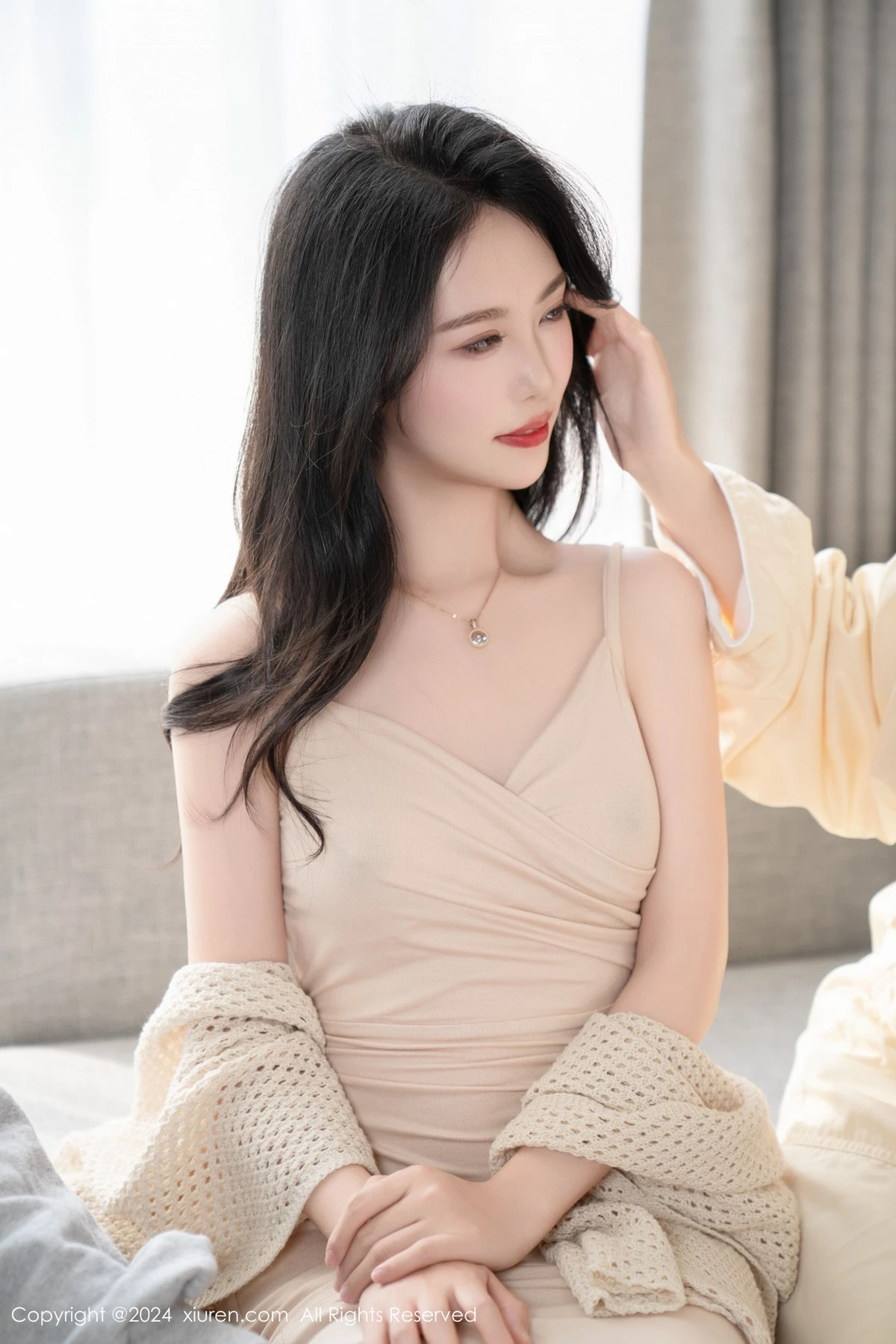 利世杏色连衣长裙露黑色内衣配超薄黑丝秀曼妙身姿绝美写真 第 21 张