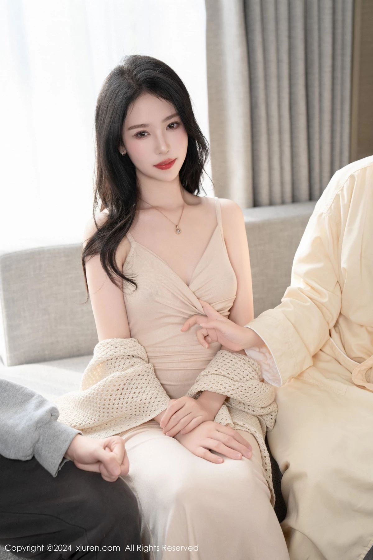 利世杏色连衣长裙露黑色内衣配超薄黑丝秀曼妙身姿绝美写真 第 22 张