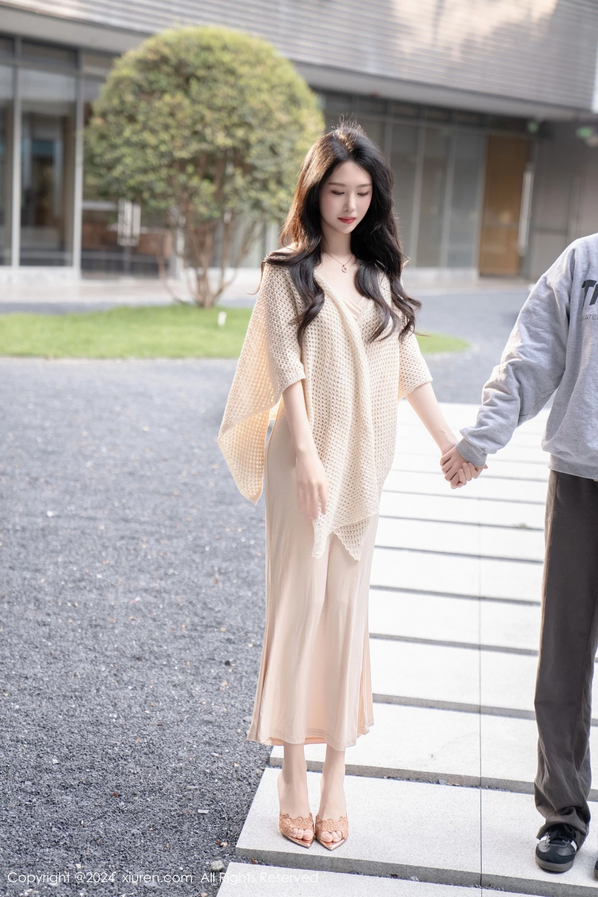利世杏色连衣长裙露黑色内衣配超薄黑丝秀曼妙身姿绝美写真 第 8 张