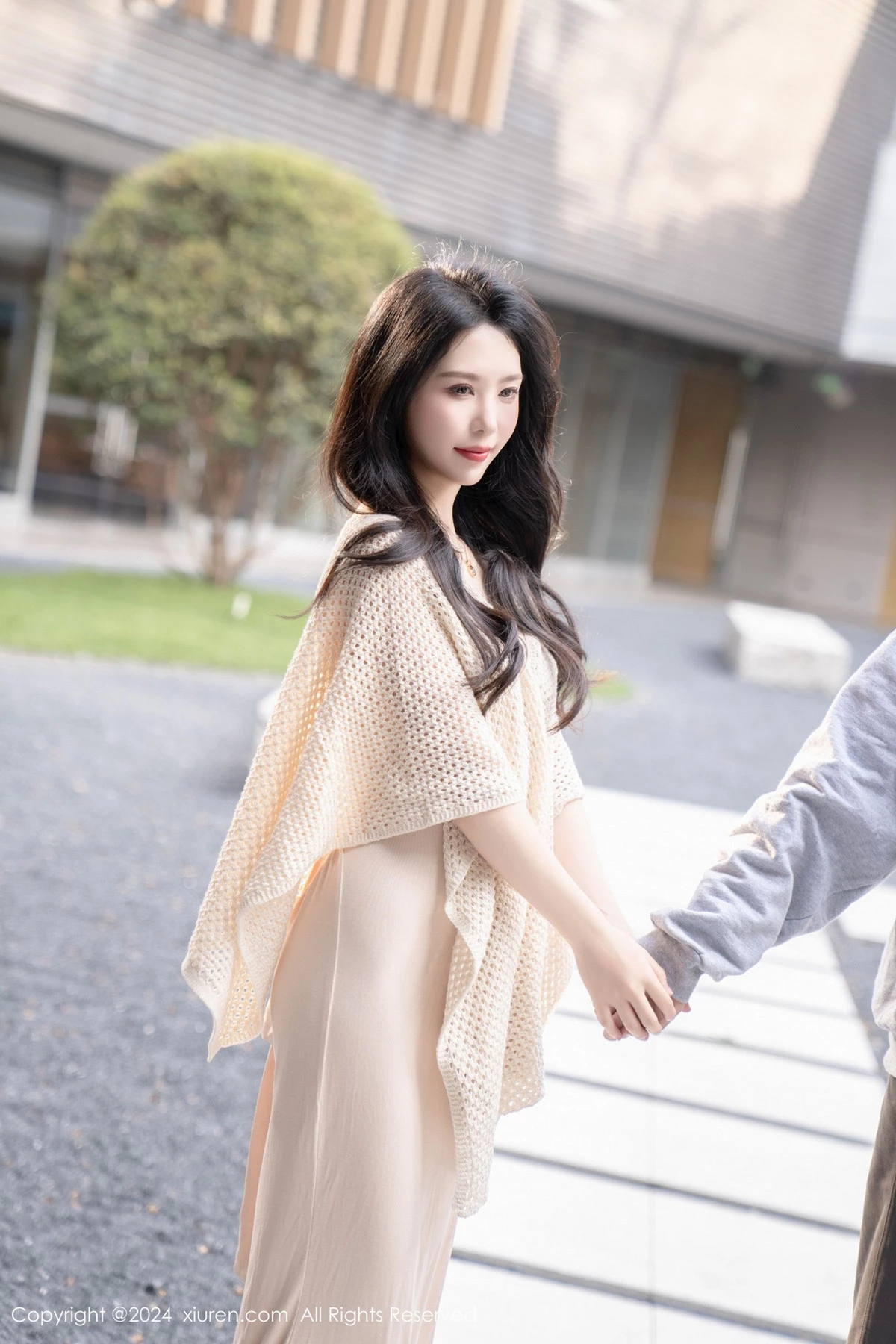 利世杏色连衣长裙露黑色内衣配超薄黑丝秀曼妙身姿绝美写真 第 9 张