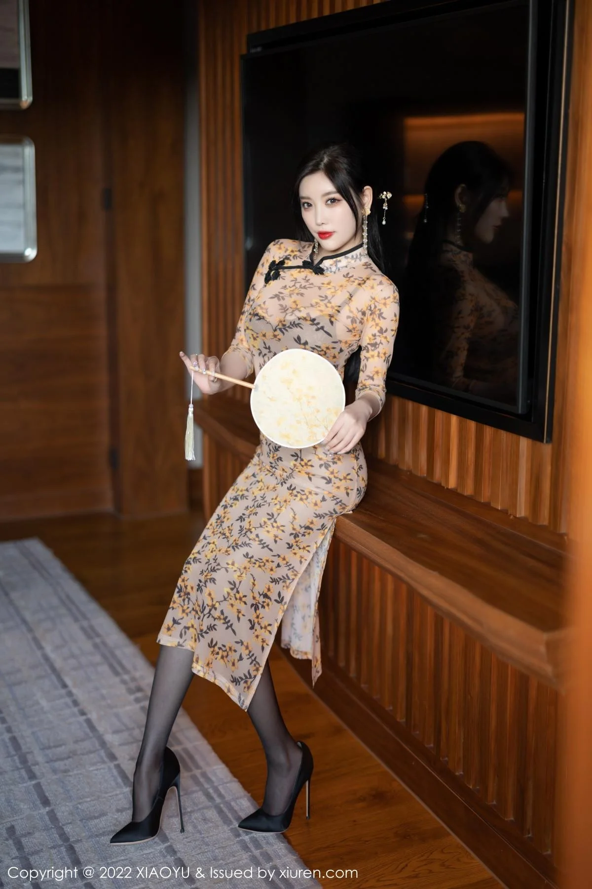 杨晨晨Yome脱轻透旗袍露黑色蕾丝内衣配开档黑丝绝美写真 第 25 张