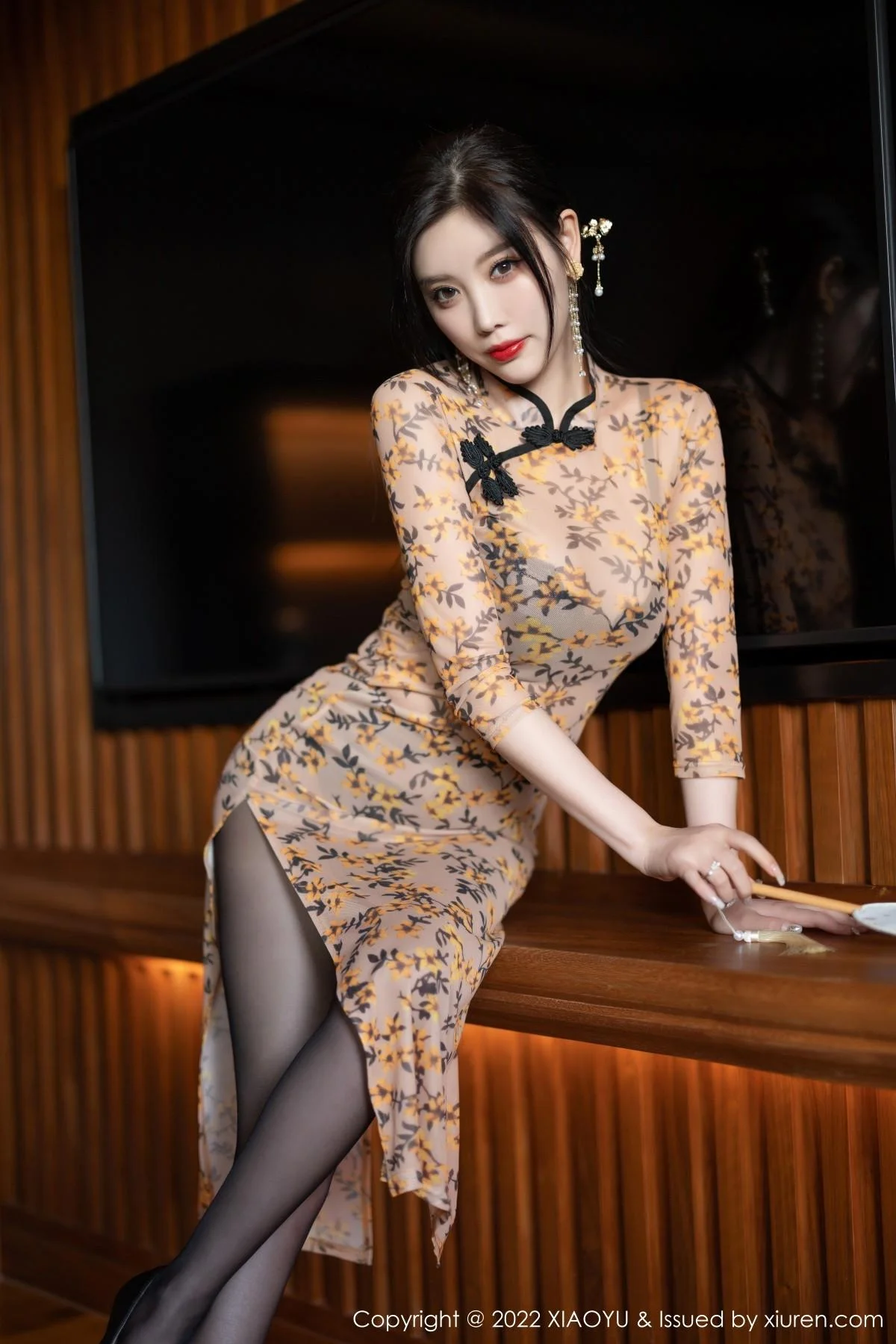 杨晨晨Yome脱轻透旗袍露黑色蕾丝内衣配开档黑丝绝美写真 第 31 张