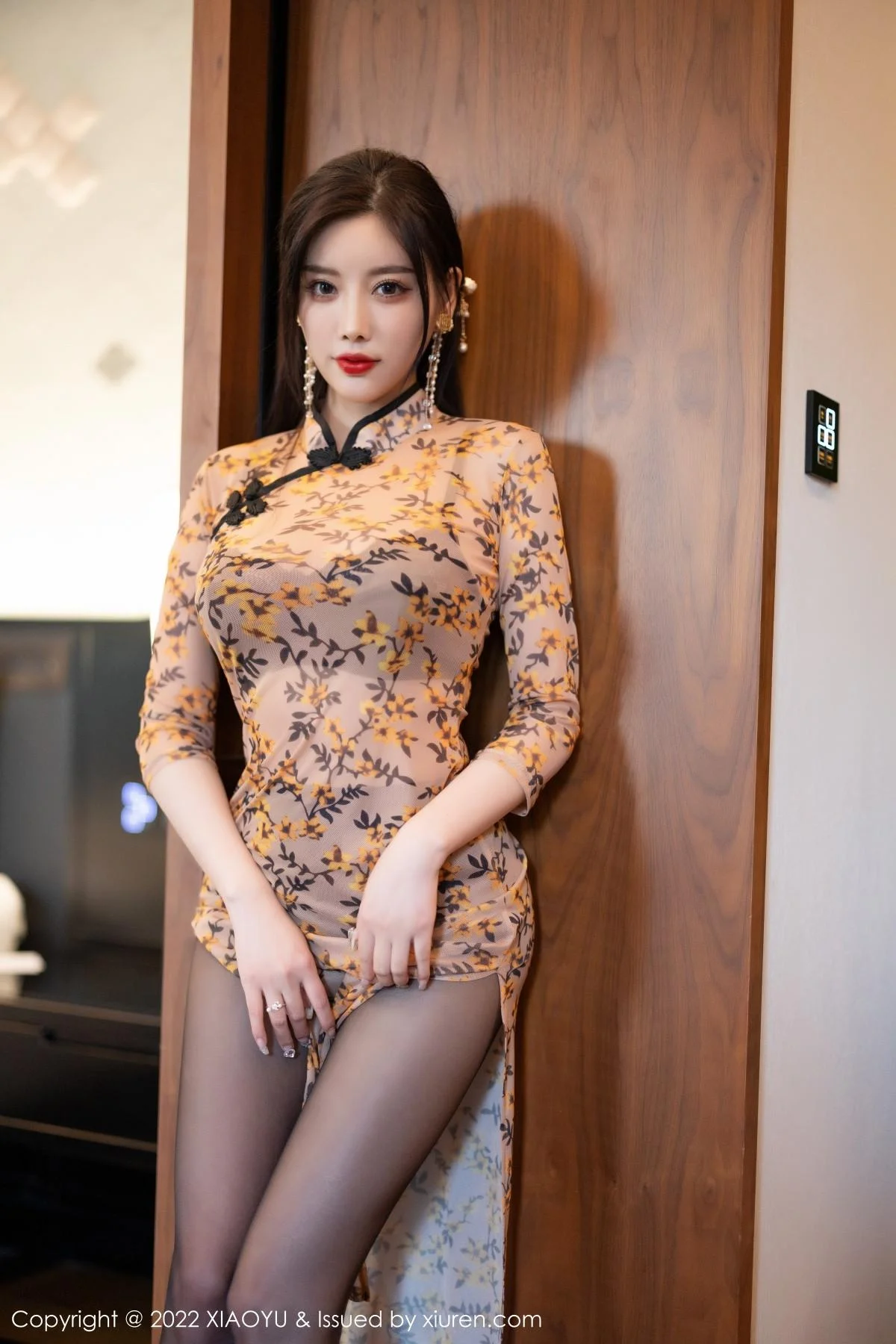杨晨晨Yome脱轻透旗袍露黑色蕾丝内衣配开档黑丝绝美写真 第 57 张