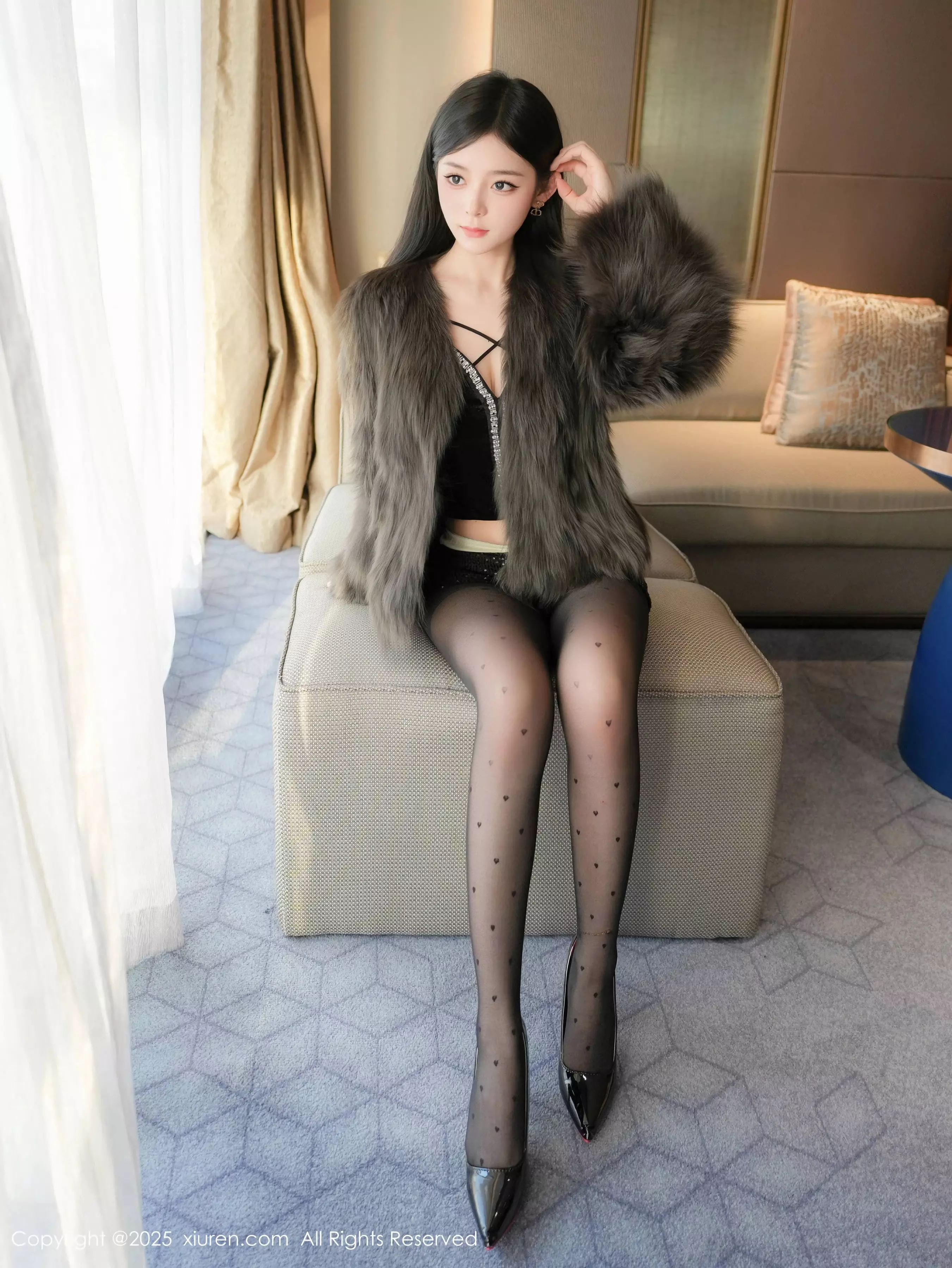 优酱性感黑色吊带裙配超薄黑丝半脱秀凹凸身材惹火绝美写真 第 14 张