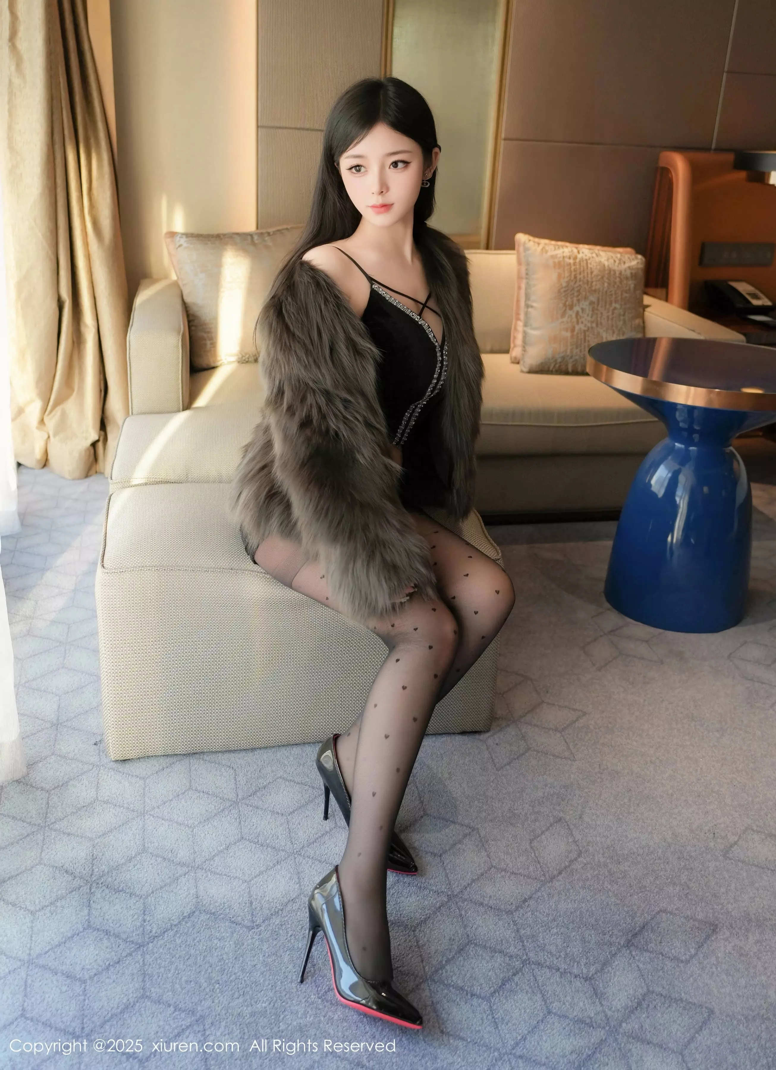 优酱性感黑色吊带裙配超薄黑丝半脱秀凹凸身材惹火绝美写真 第 15 张