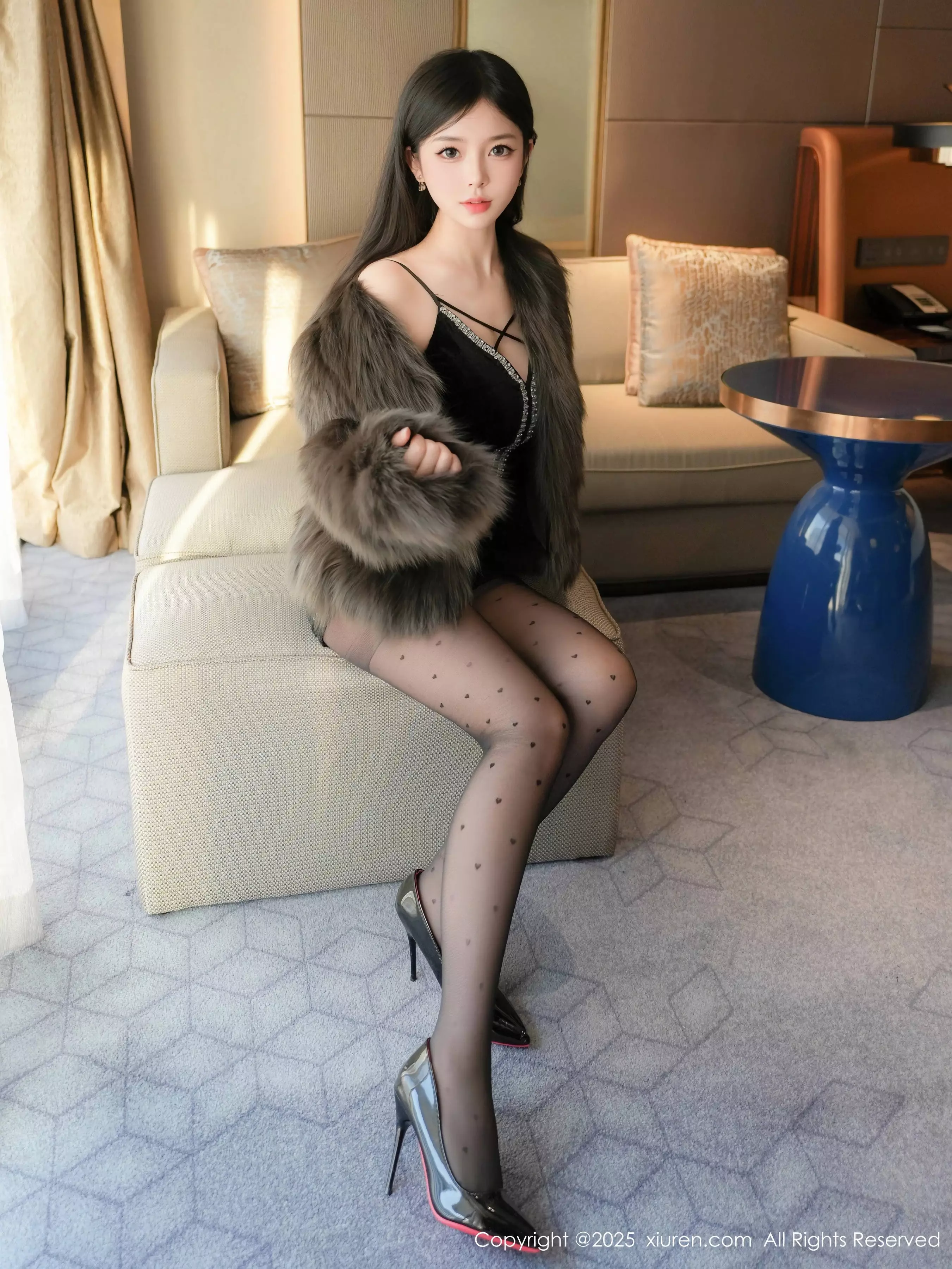 优酱性感黑色吊带裙配超薄黑丝半脱秀凹凸身材惹火绝美写真 第 17 张