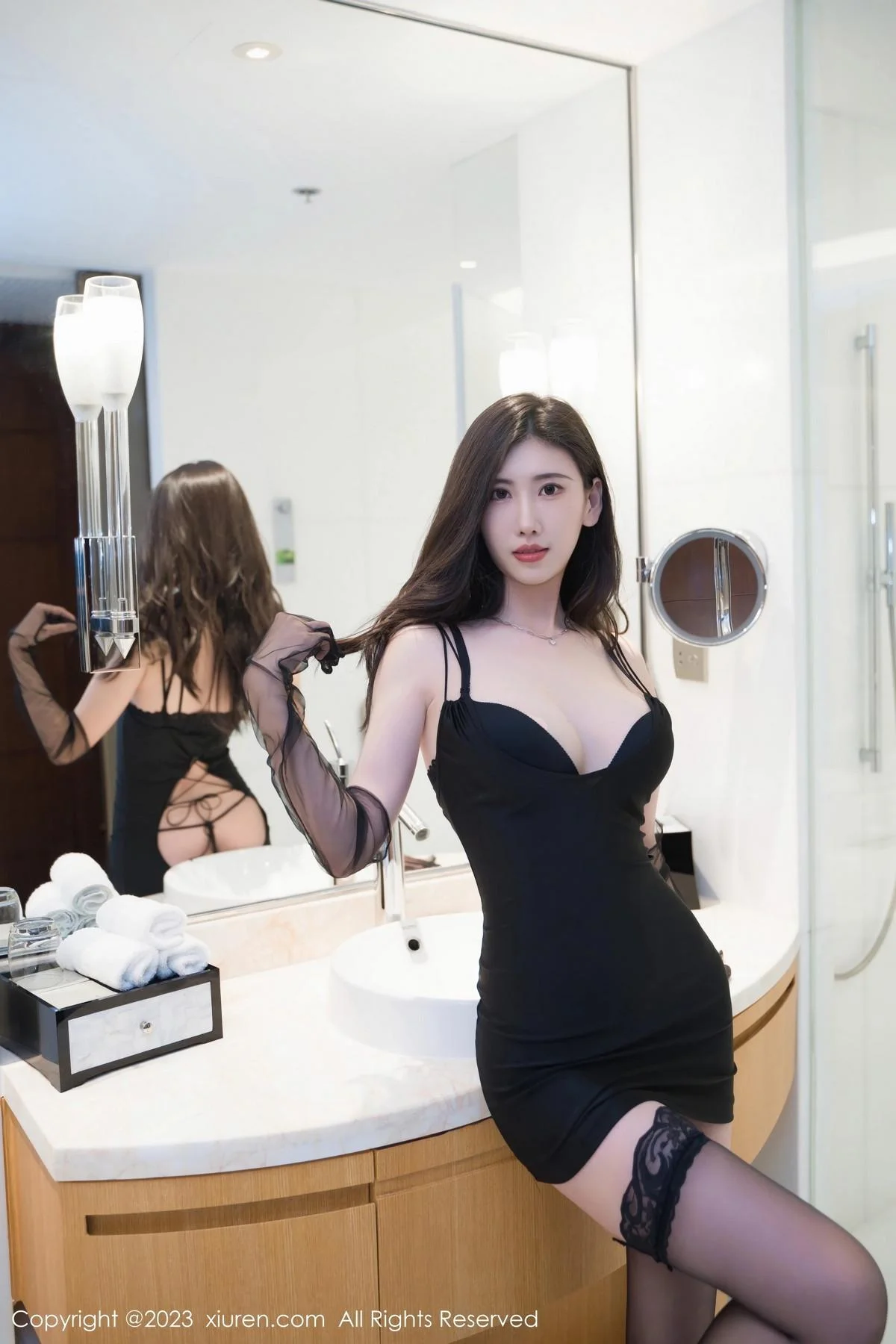 章芃芃性感黑色吊带裙露黑色内衣秀曼妙身姿迷人绝美写真 第 9 张