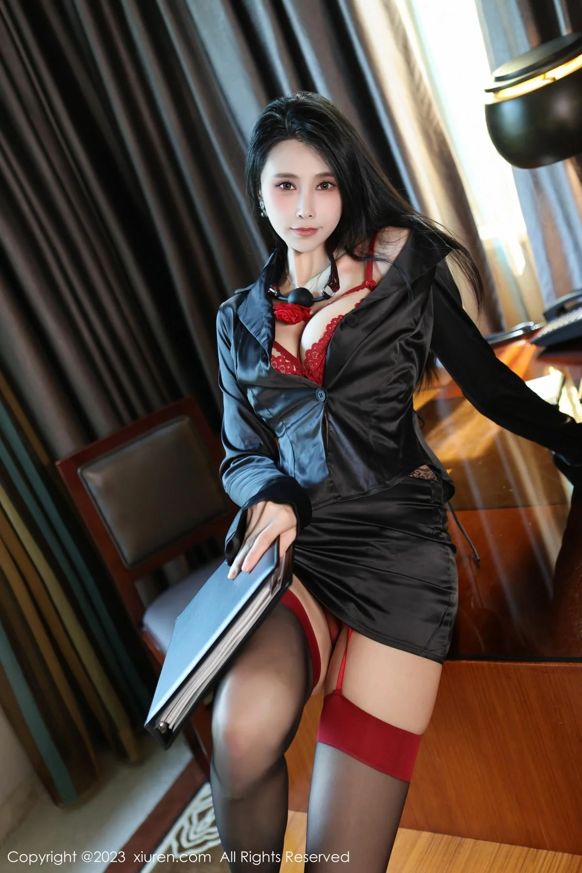 草莓mm黑色上衣配黑短裙露性感红色蕾丝内衣惹火绝美写真 第 19 张