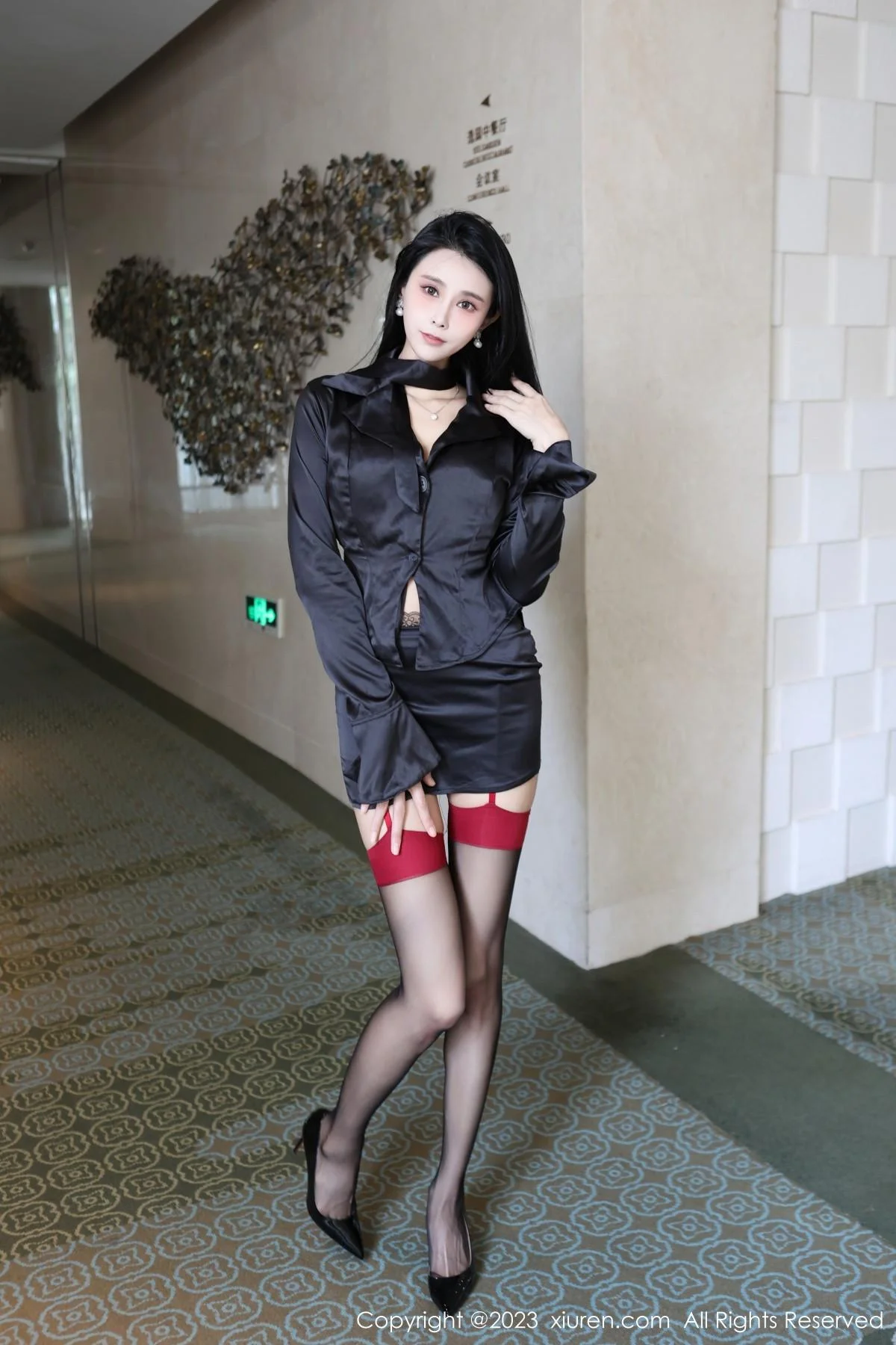草莓mm黑色上衣配黑短裙露性感红色蕾丝内衣惹火绝美写真 第 3 张