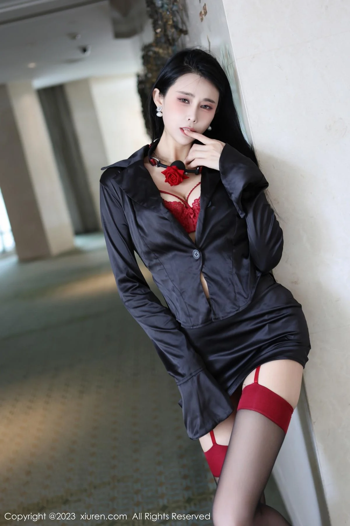 草莓mm黑色上衣配黑短裙露性感红色蕾丝内衣惹火绝美写真 第 8 张