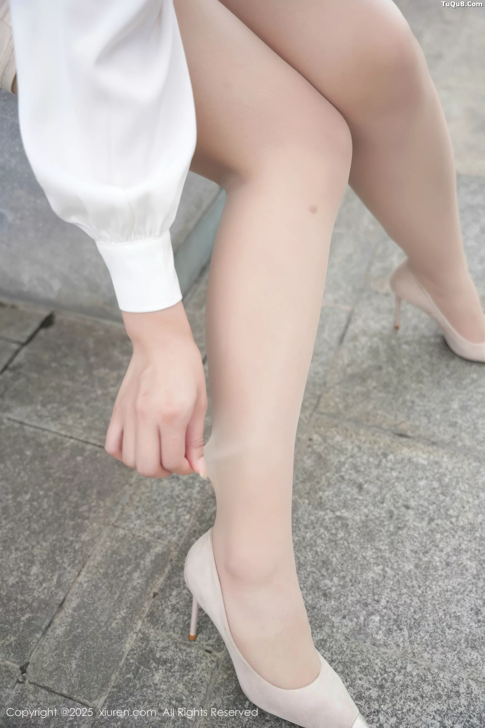 南乔性感白衬衫配白短裙露超薄肉丝秀白皙皮肤完美绝美写真 第 11 张