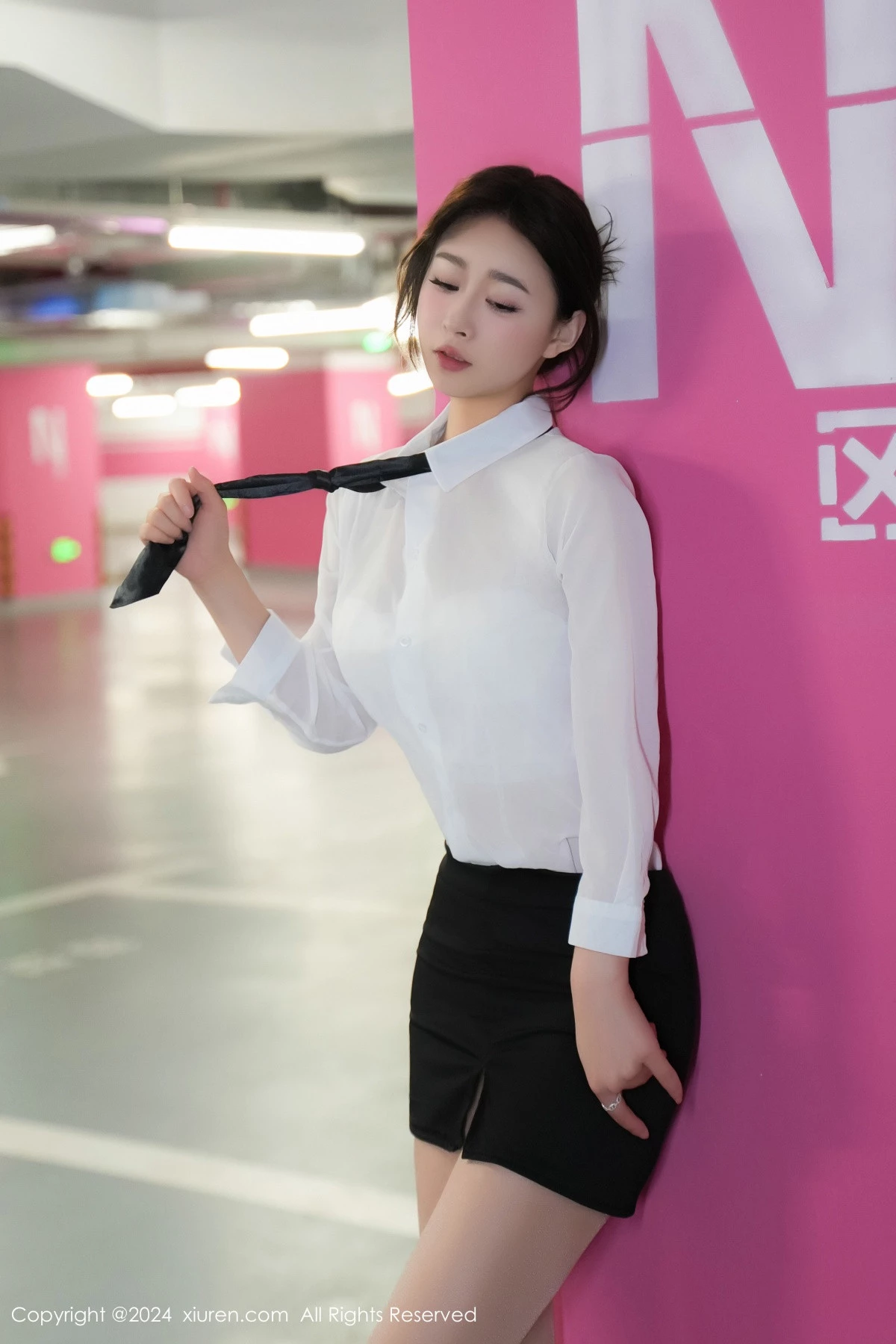 软糖爱喝奶车内场景性感白色内衣配超薄肉丝完美绝美写真 第 10 张
