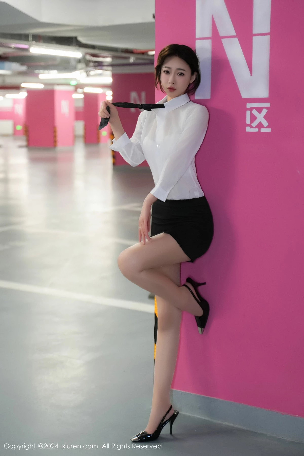 软糖爱喝奶车内场景性感白色内衣配超薄肉丝完美绝美写真 第 11 张