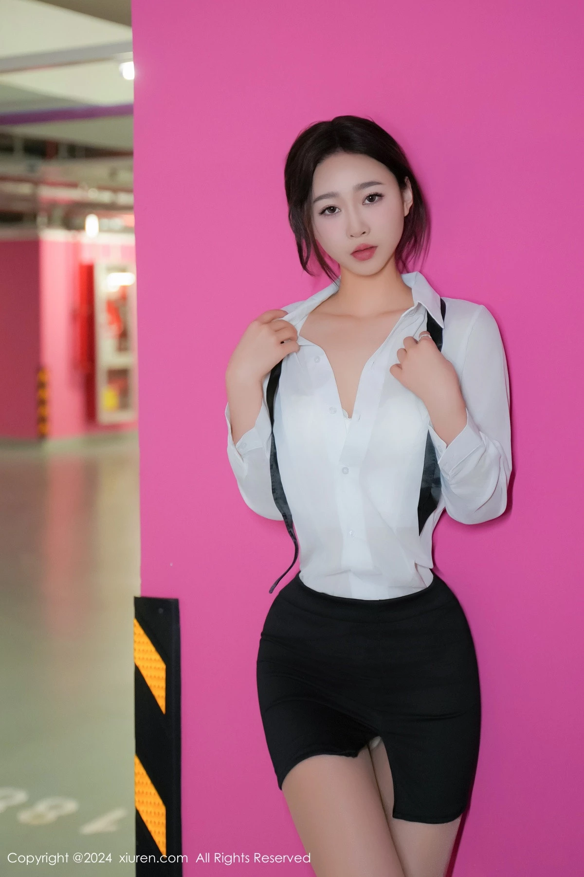 软糖爱喝奶车内场景性感白色内衣配超薄肉丝完美绝美写真 第 12 张