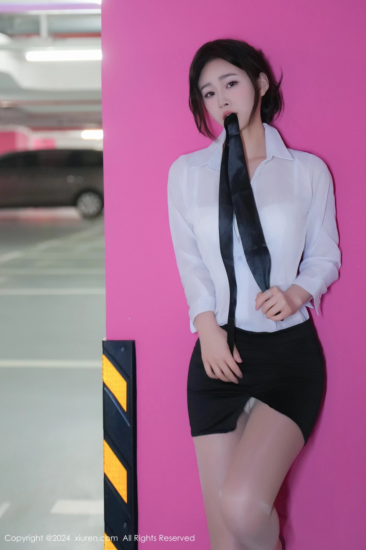 软糖爱喝奶车内场景性感白色内衣配超薄肉丝完美绝美写真 第 13 张