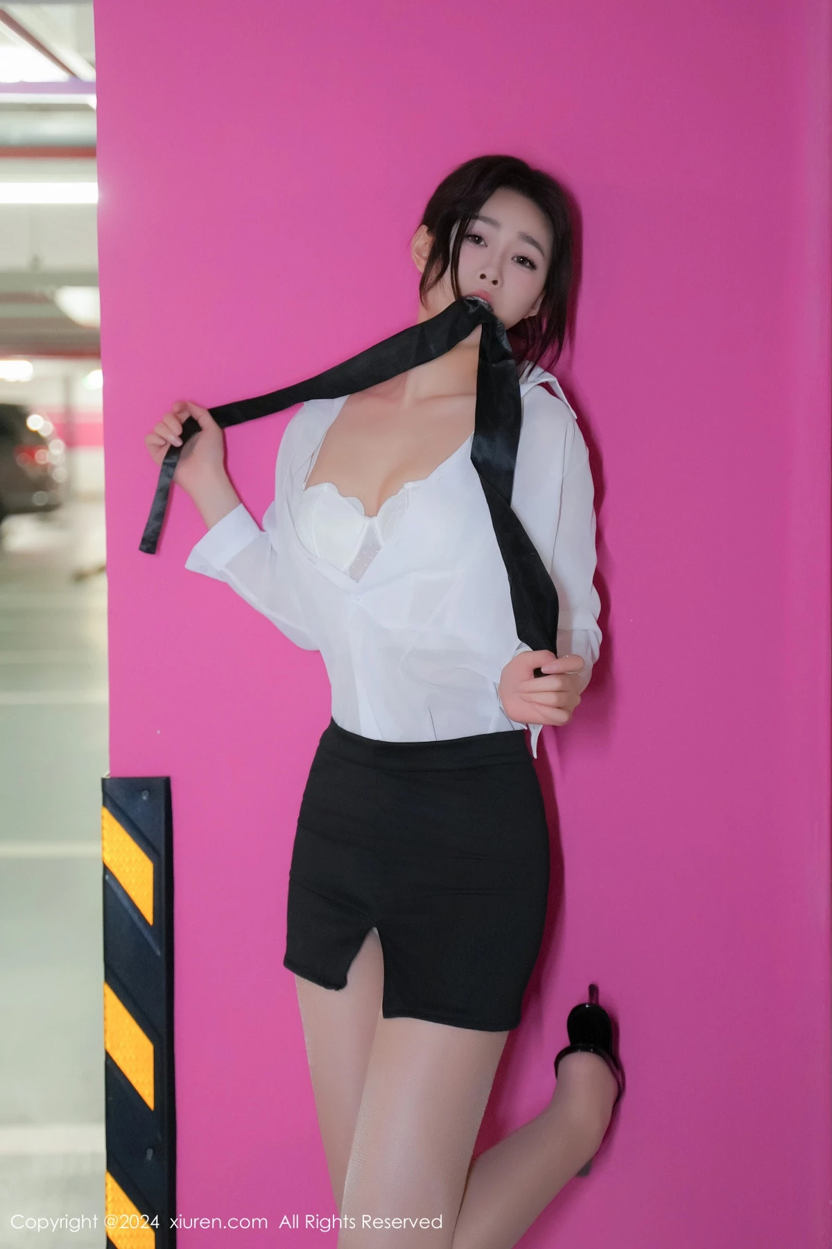 软糖爱喝奶车内场景性感白色内衣配超薄肉丝完美绝美写真 第 14 张