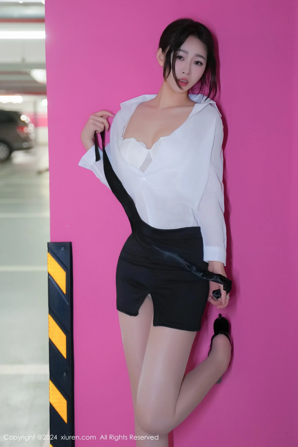 软糖爱喝奶车内场景性感白色内衣配超薄肉丝完美绝美写真 第 15 张