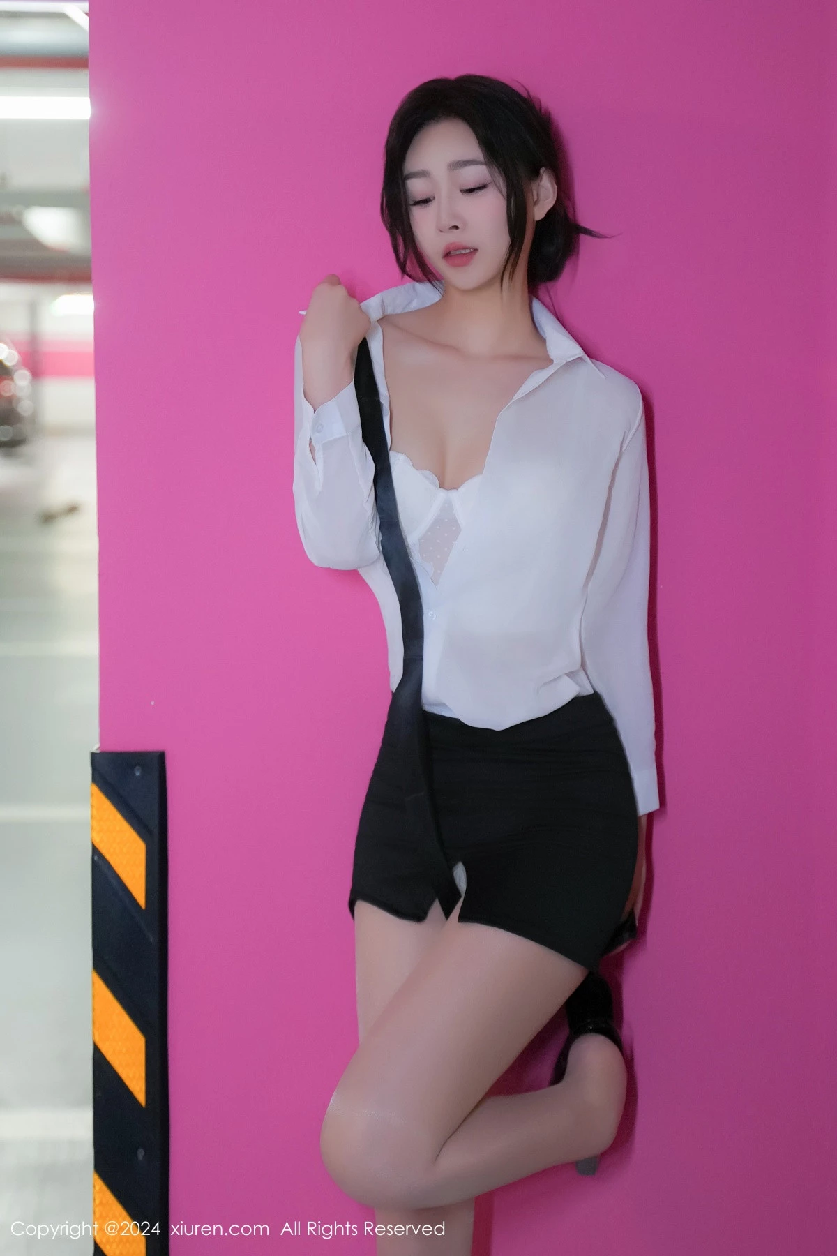 软糖爱喝奶车内场景性感白色内衣配超薄肉丝完美绝美写真 第 16 张