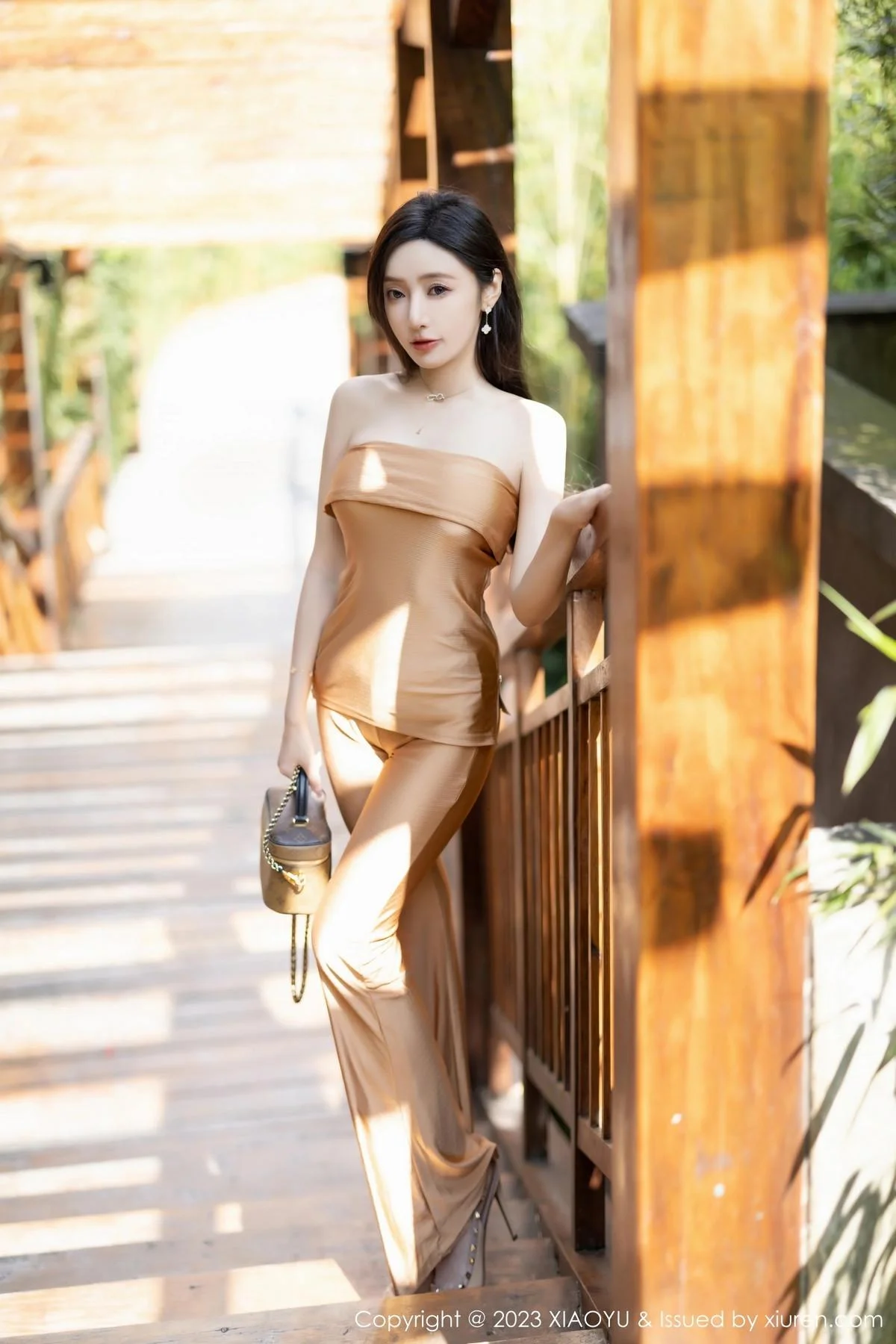 王馨瑶yanni杏色服饰+白色蕾丝情趣内衣秀惹火身材绝美写真 第 6 张
