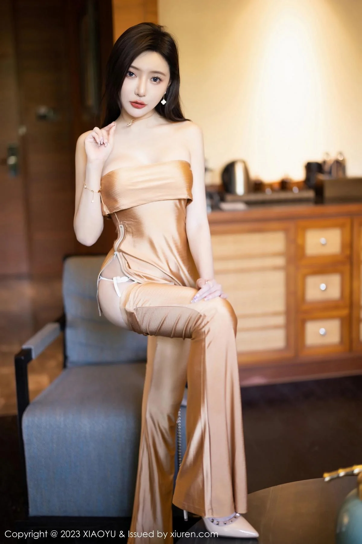 王馨瑶yanni杏色服饰+白色蕾丝情趣内衣秀惹火身材绝美写真 第 73 张