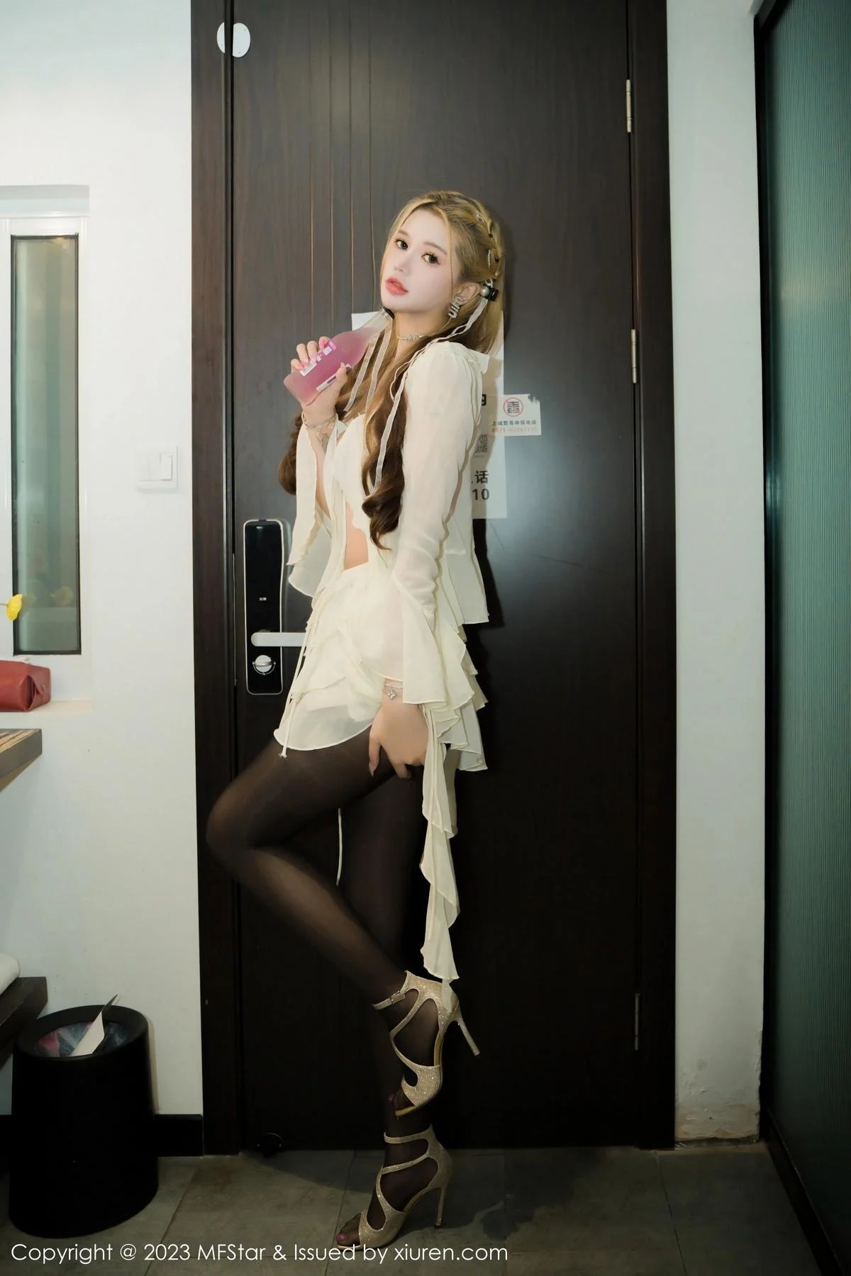 杨可可coco私房性感紫色蕾丝内衣配超薄无内黑丝魅惑写真 第 2 张