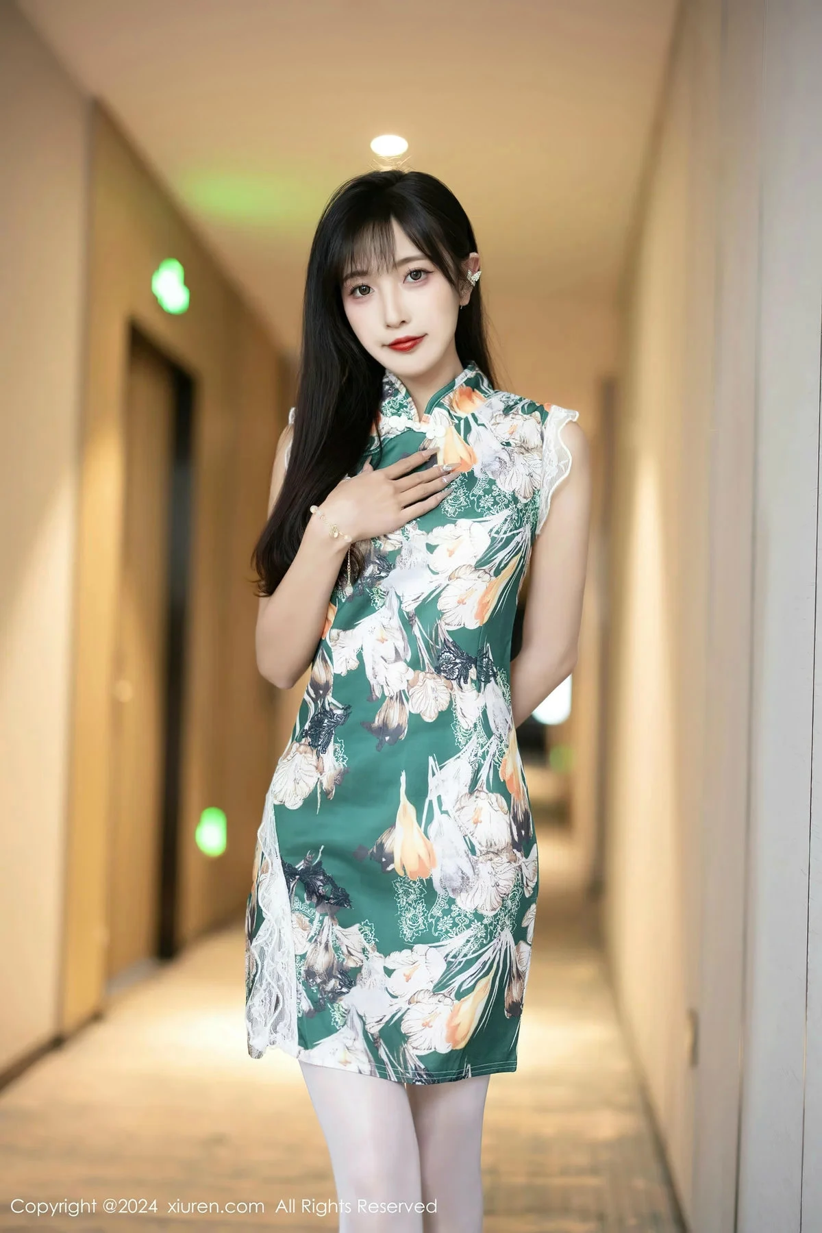 林星阑性感花色旗袍露白色内衣配开档白丝秀美腿绝美写真 第 1 张