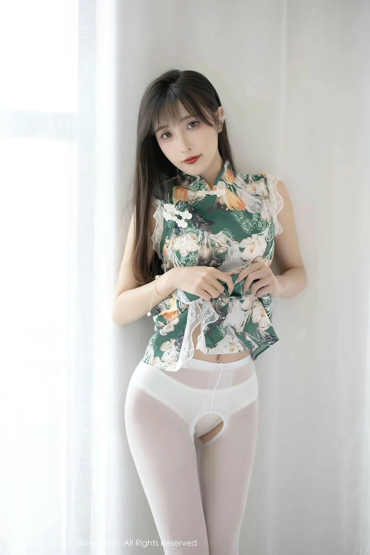 林星阑性感花色旗袍露白色内衣配开档白丝秀美腿绝美写真 第 12 张