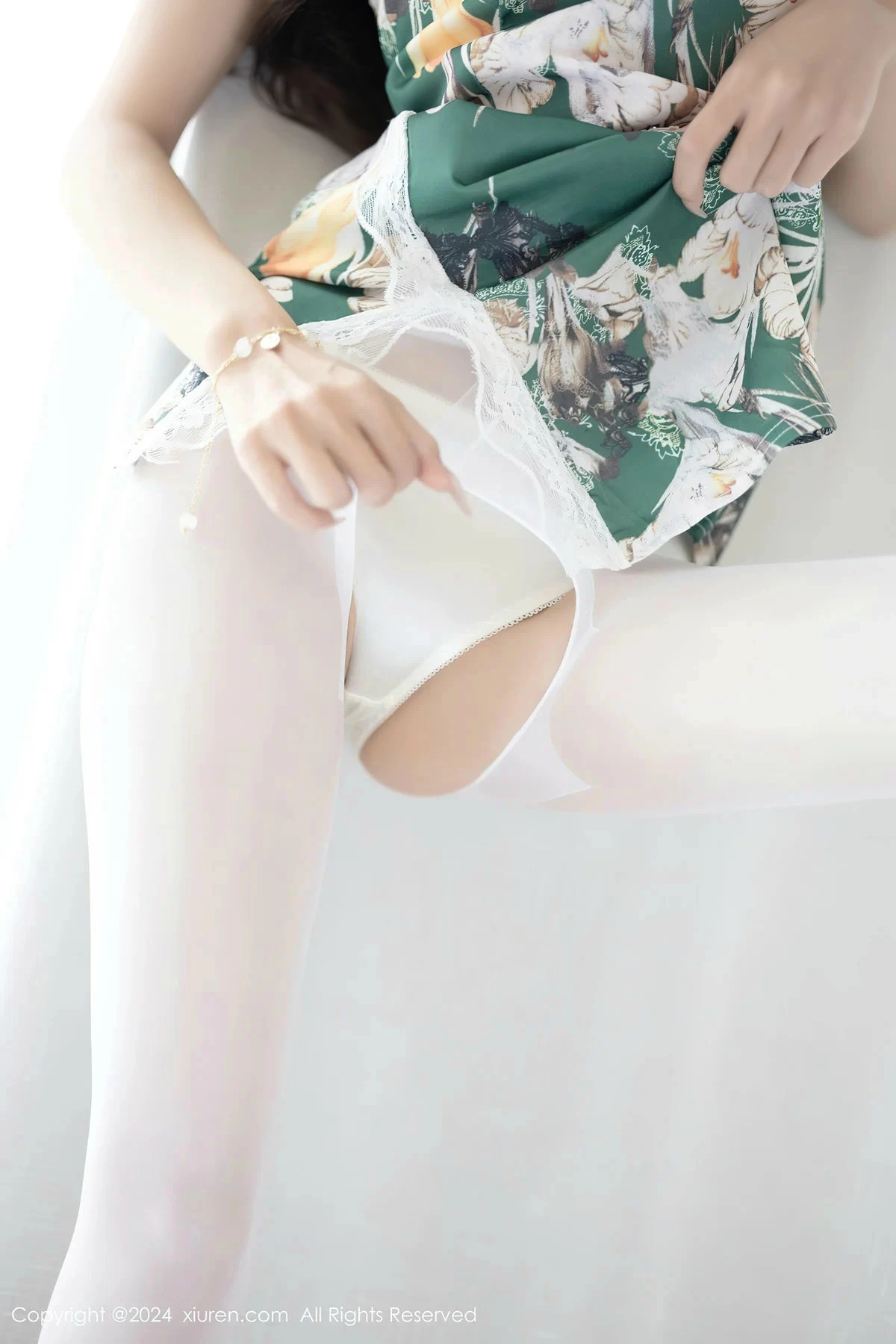 林星阑性感花色旗袍露白色内衣配开档白丝秀美腿绝美写真 第 14 张