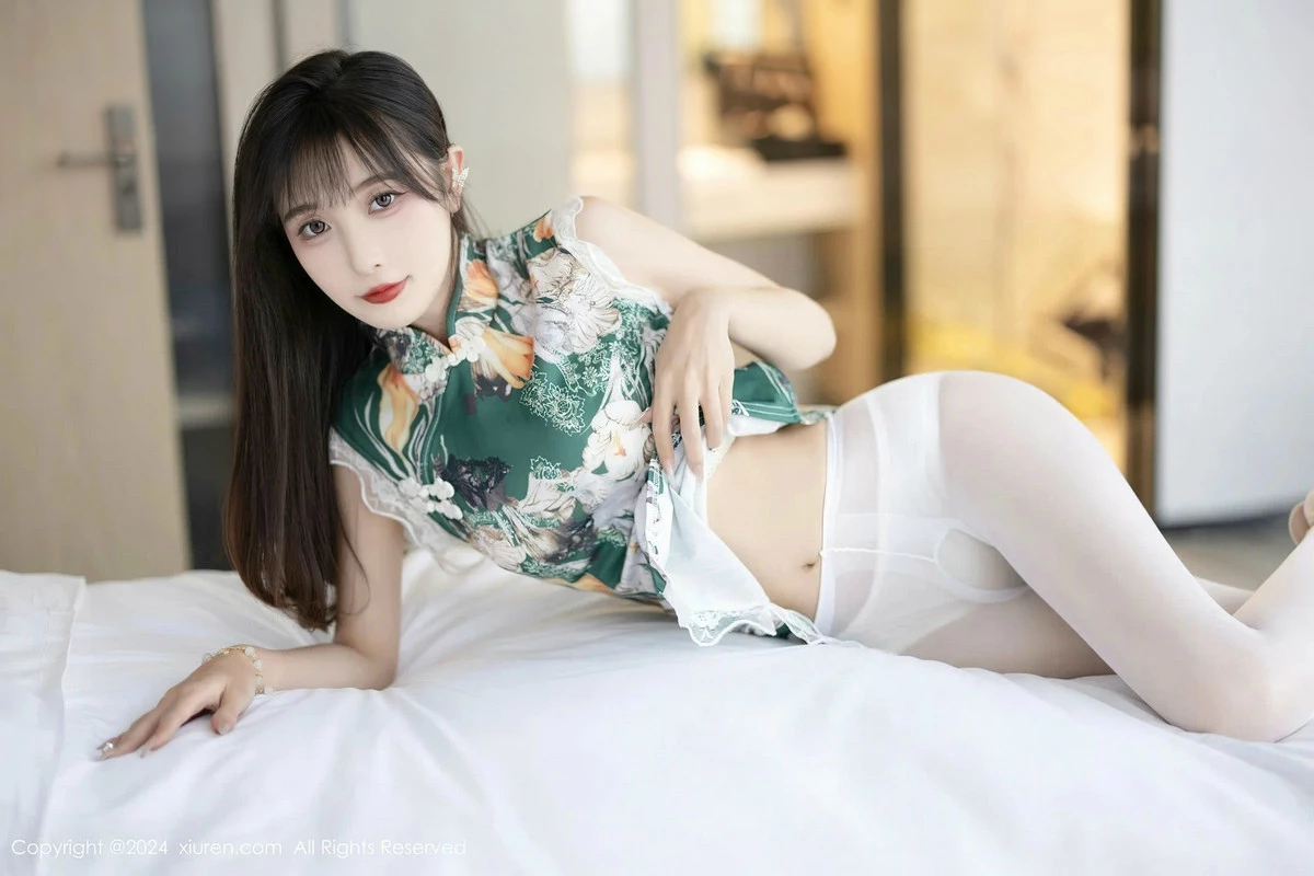 林星阑性感花色旗袍露白色内衣配开档白丝秀美腿绝美写真 第 26 张
