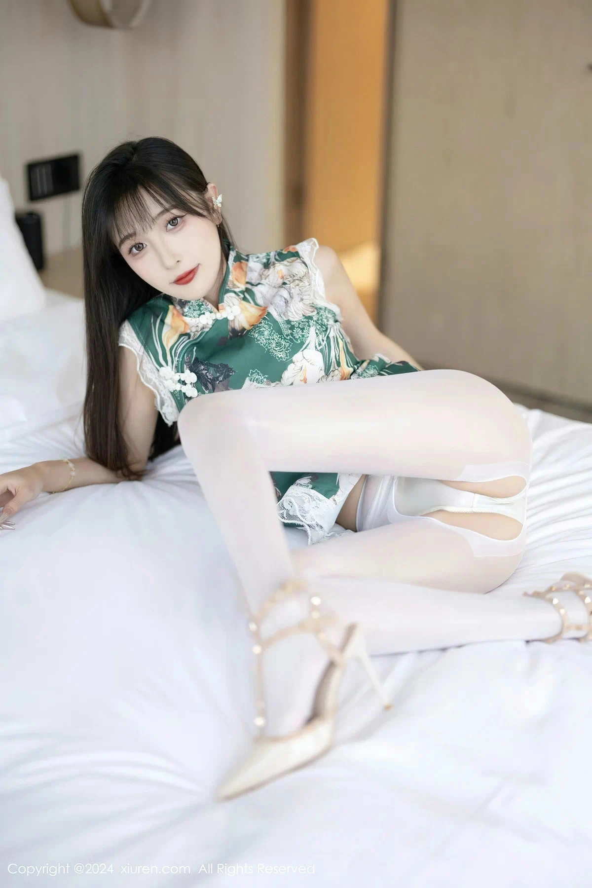 林星阑性感花色旗袍露白色内衣配开档白丝秀美腿绝美写真 第 27 张