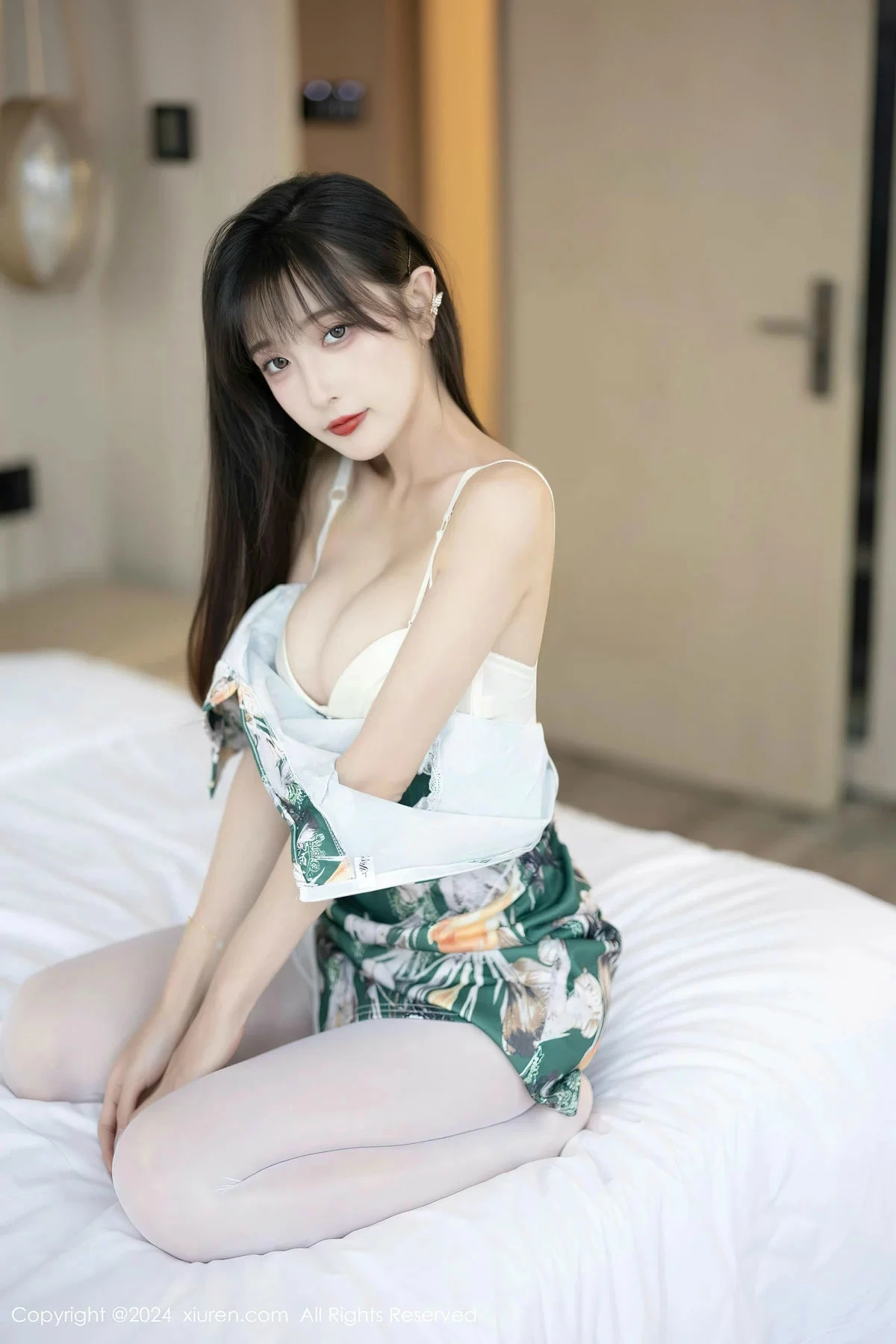 林星阑性感花色旗袍露白色内衣配开档白丝秀美腿绝美写真 第 29 张