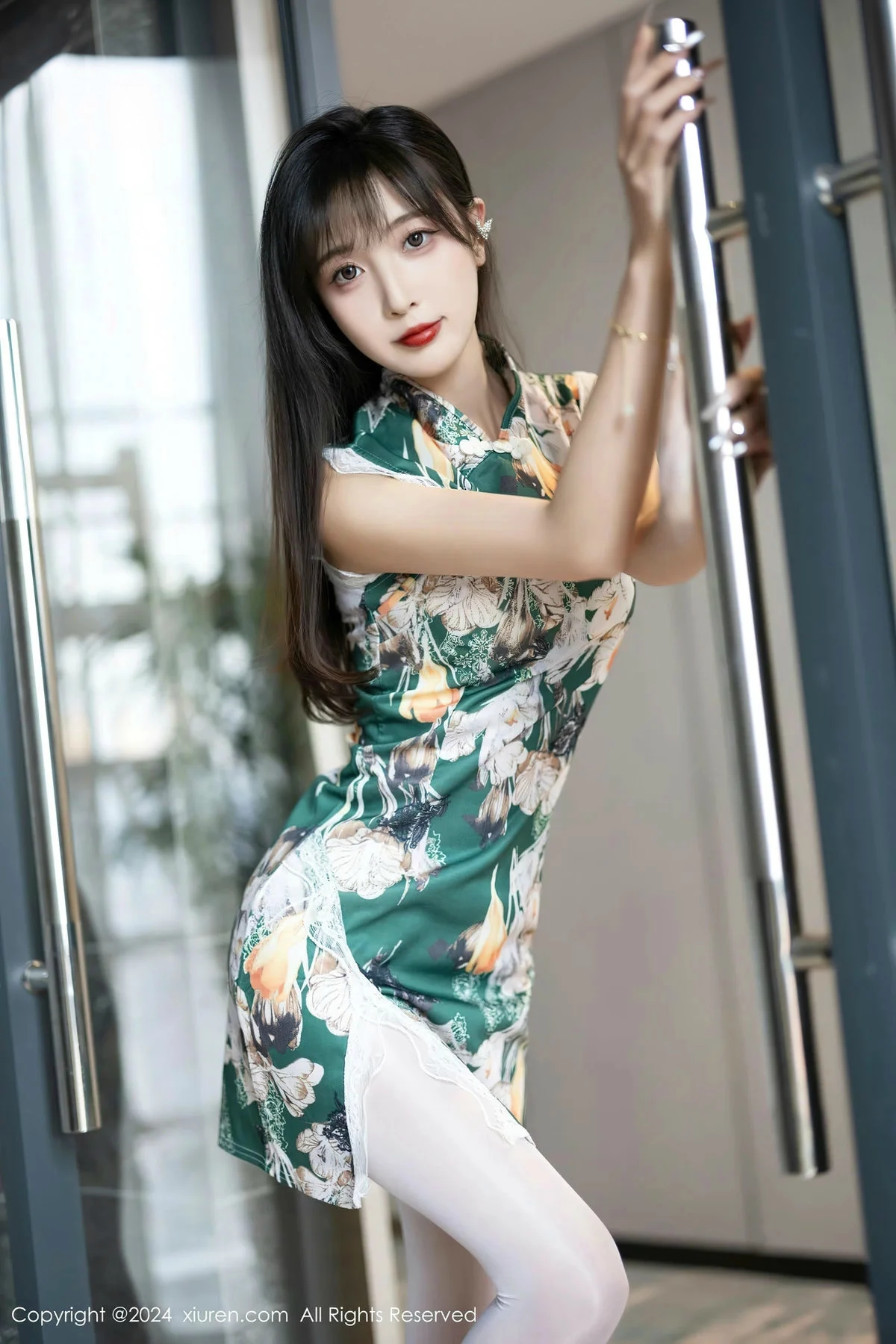 林星阑性感花色旗袍露白色内衣配开档白丝秀美腿绝美写真 第 4 张
