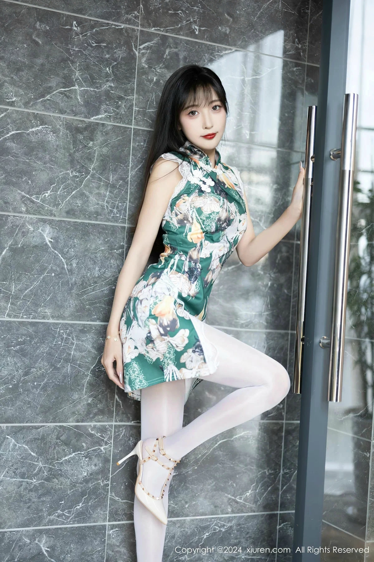 林星阑性感花色旗袍露白色内衣配开档白丝秀美腿绝美写真 第 7 张