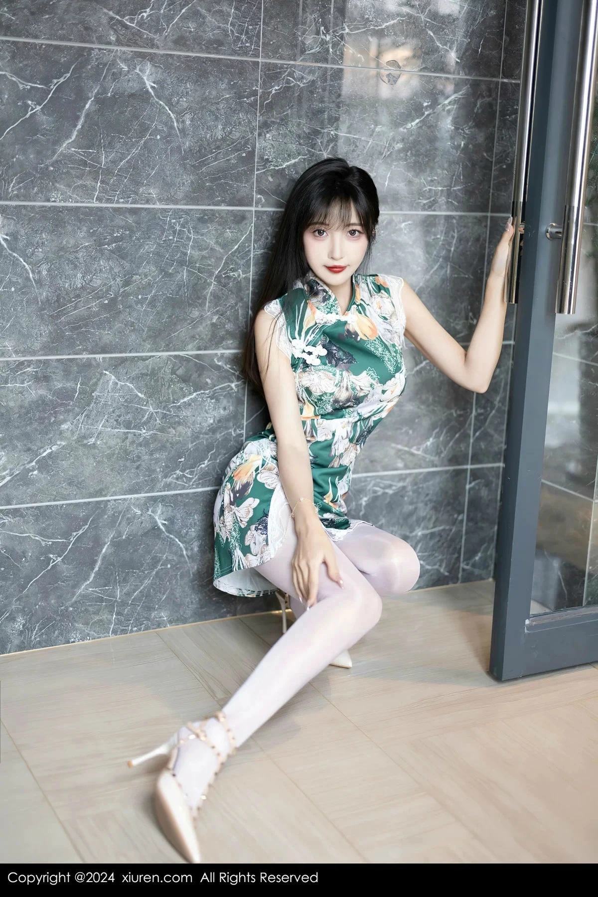 林星阑性感花色旗袍露白色内衣配开档白丝秀美腿绝美写真 第 9 张