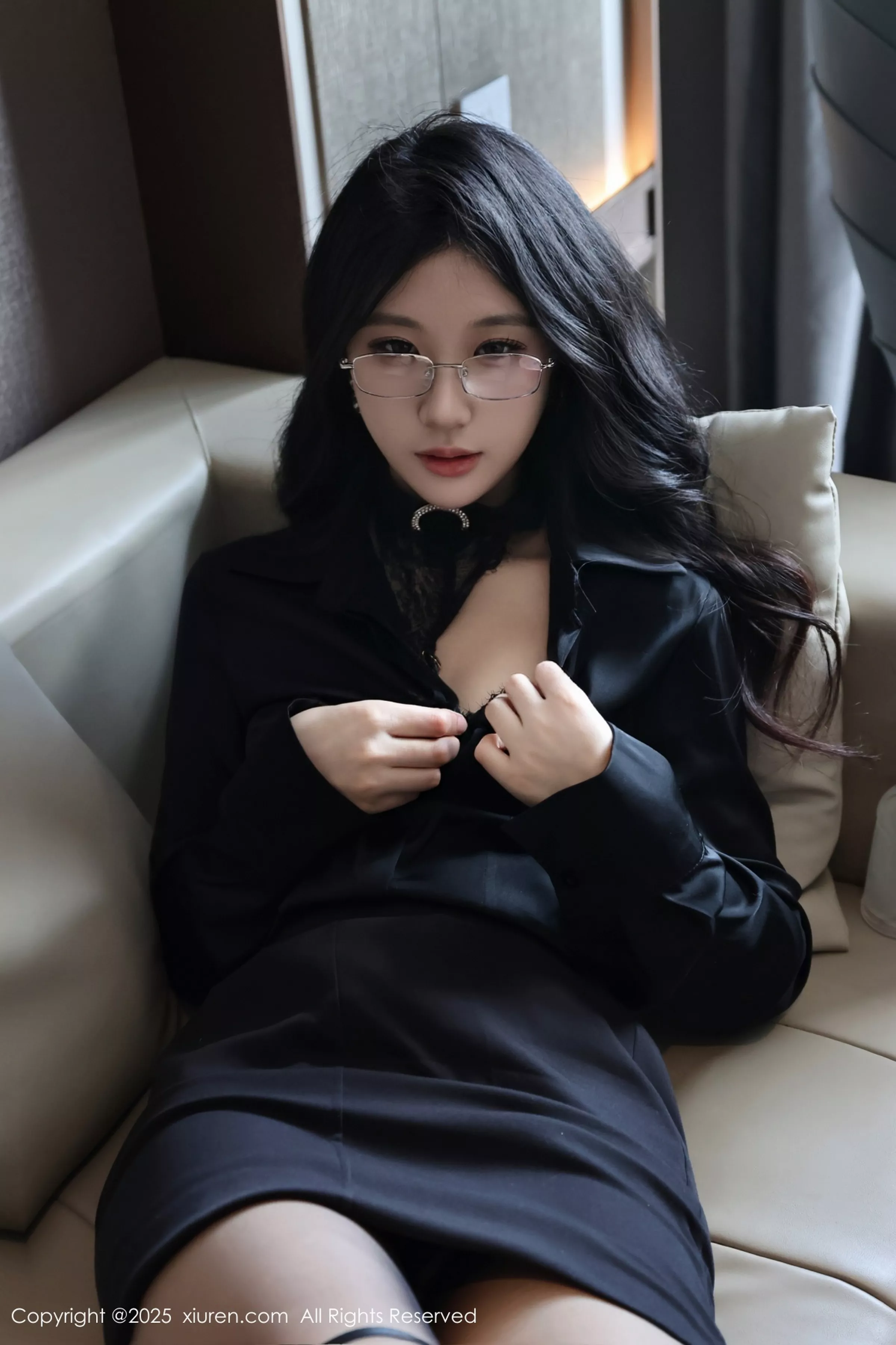 小芭乐性感黑色OL服饰配超薄黑丝秀翘臀美腿完美绝美写真 第 149 张