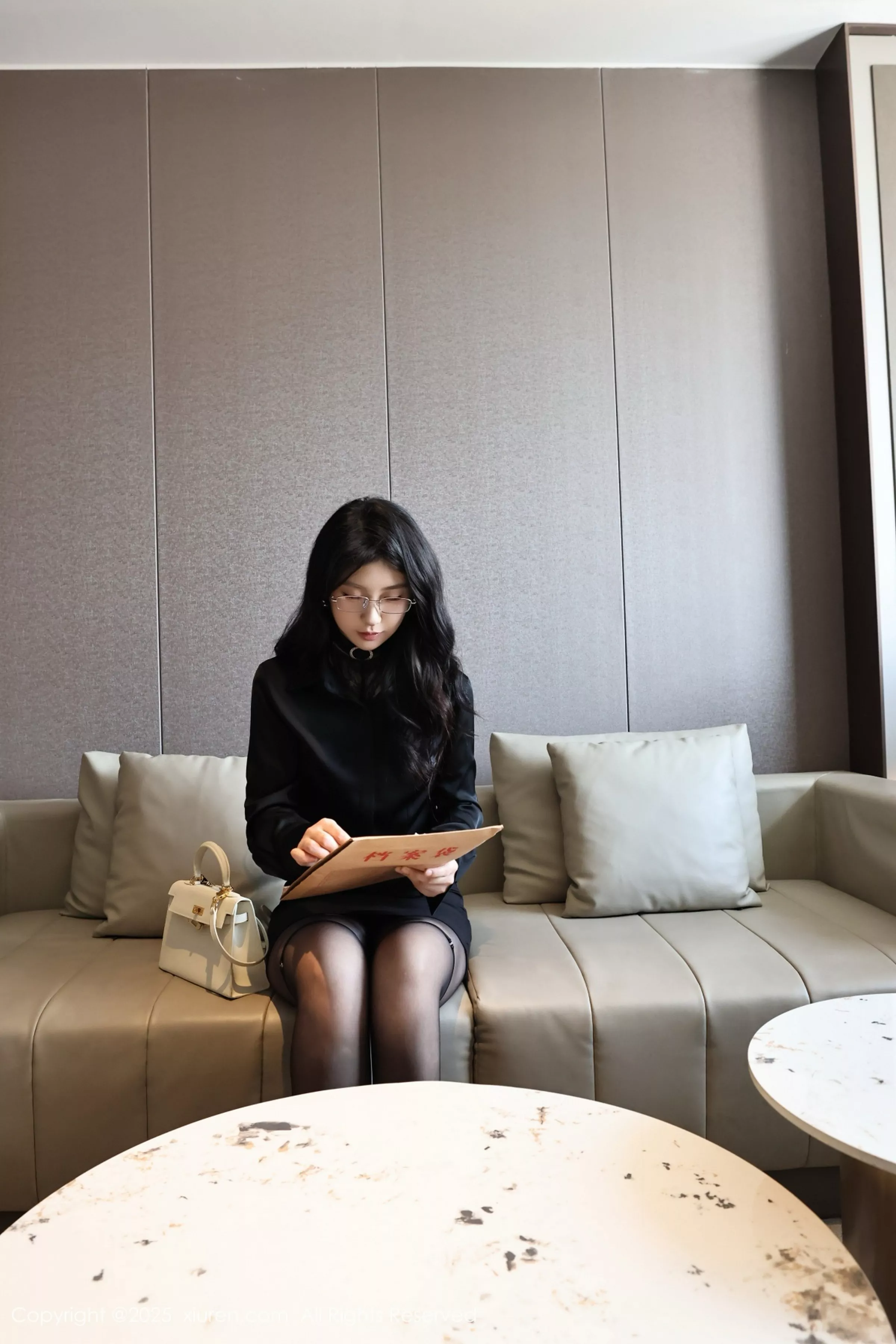 小芭乐性感黑色OL服饰配超薄黑丝秀翘臀美腿完美绝美写真 第 19 张