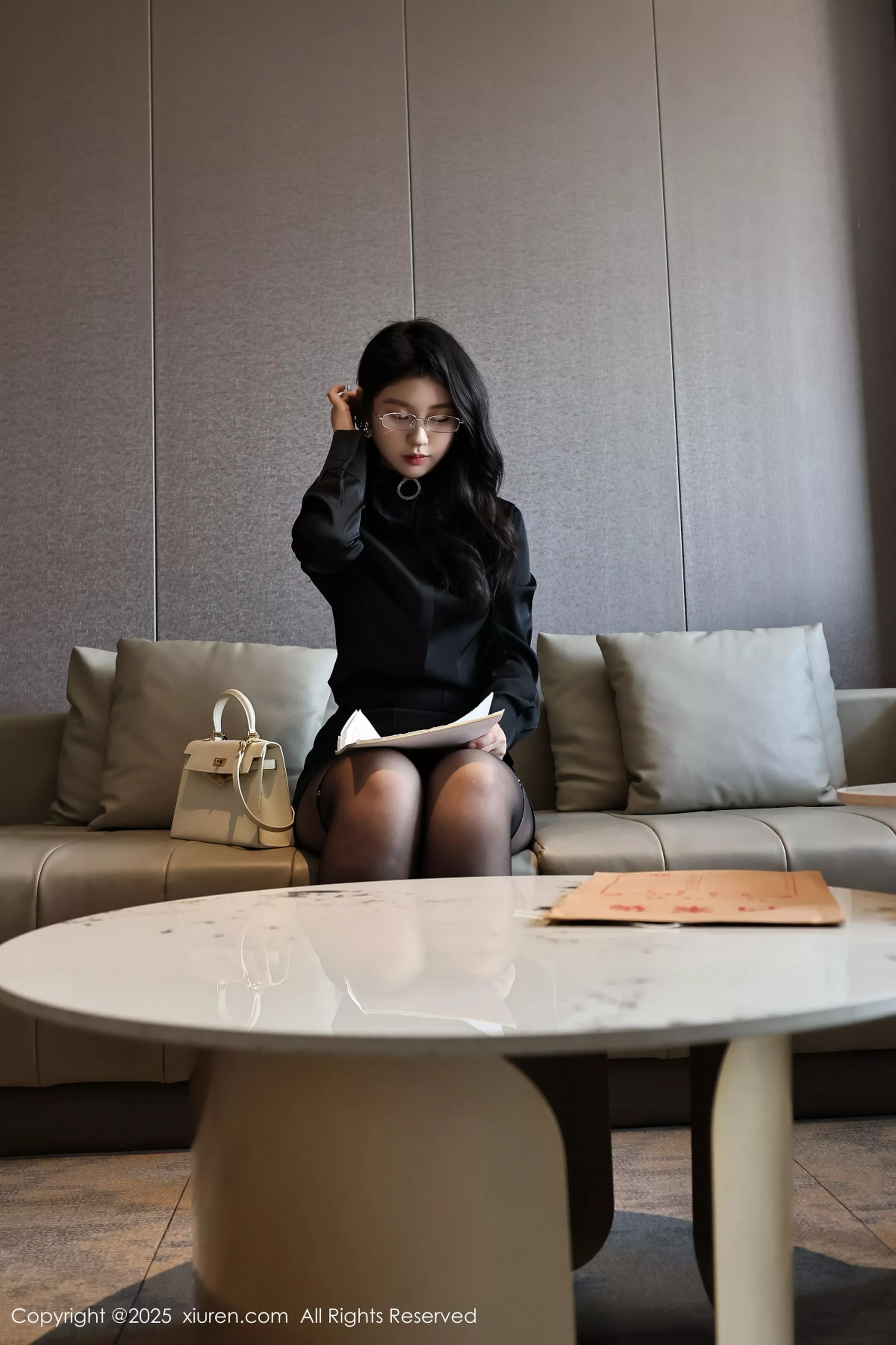 小芭乐性感黑色OL服饰配超薄黑丝秀翘臀美腿完美绝美写真 第 23 张