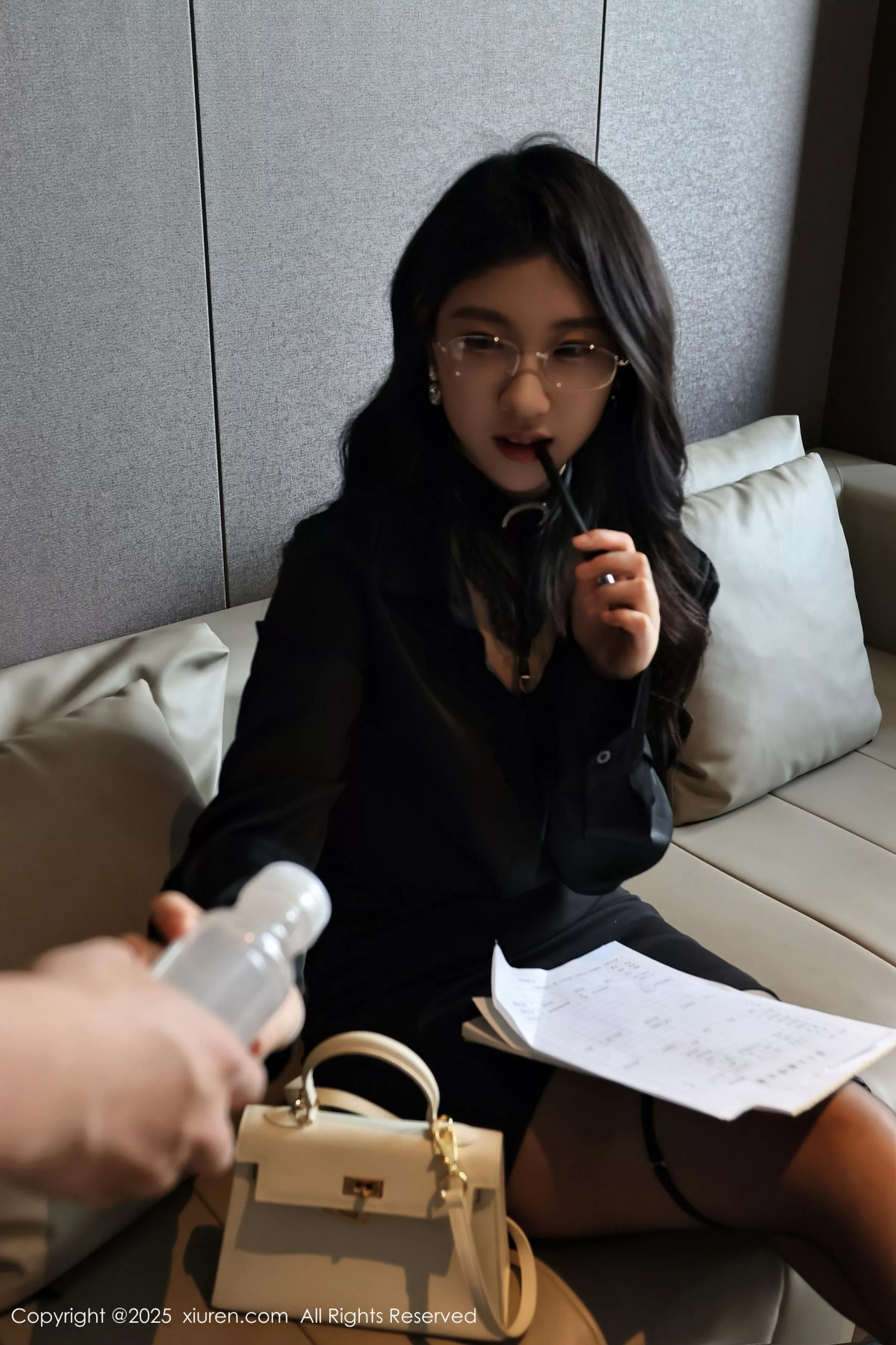 小芭乐性感黑色OL服饰配超薄黑丝秀翘臀美腿完美绝美写真 第 25 张