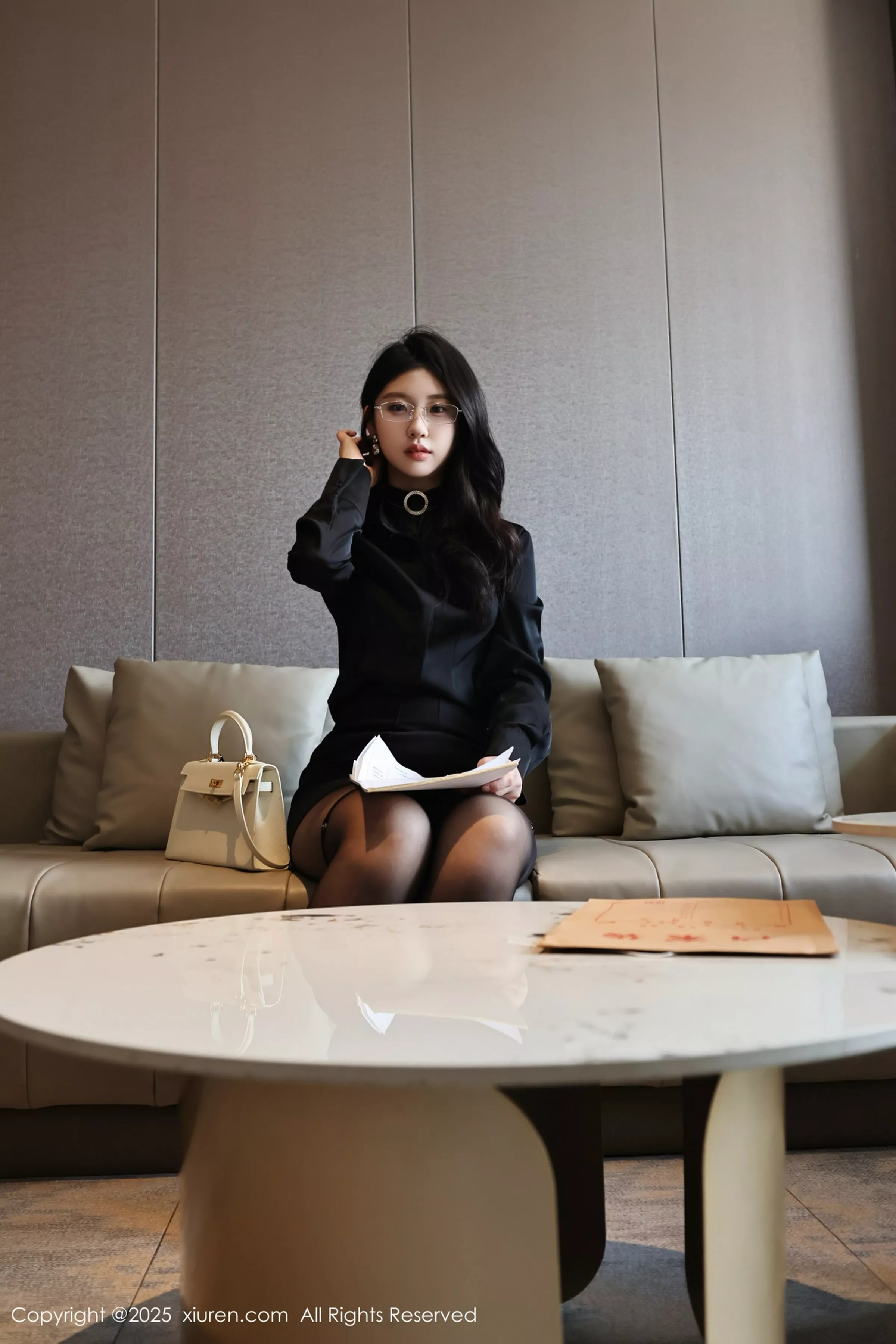 小芭乐性感黑色OL服饰配超薄黑丝秀翘臀美腿完美绝美写真 第 28 张