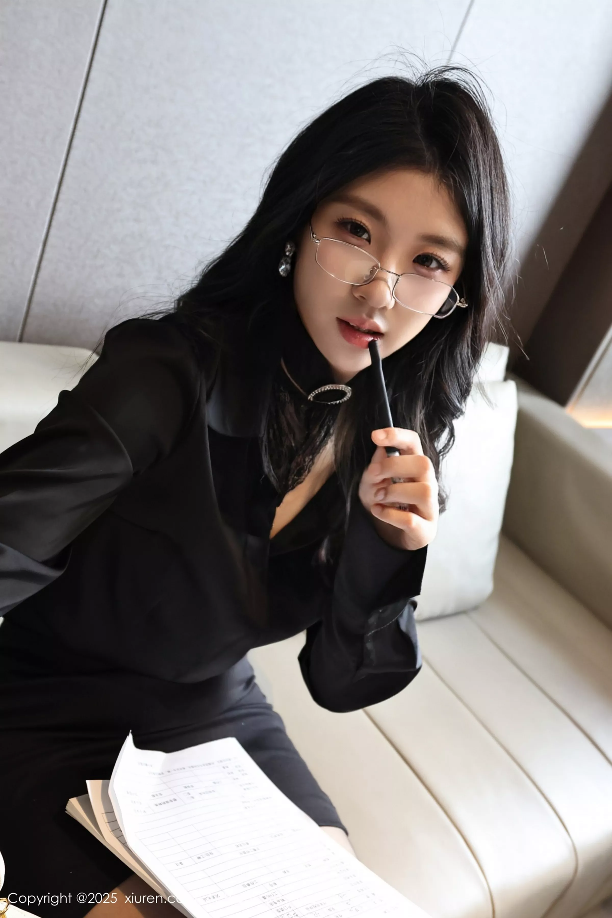 小芭乐性感黑色OL服饰配超薄黑丝秀翘臀美腿完美绝美写真 第 32 张