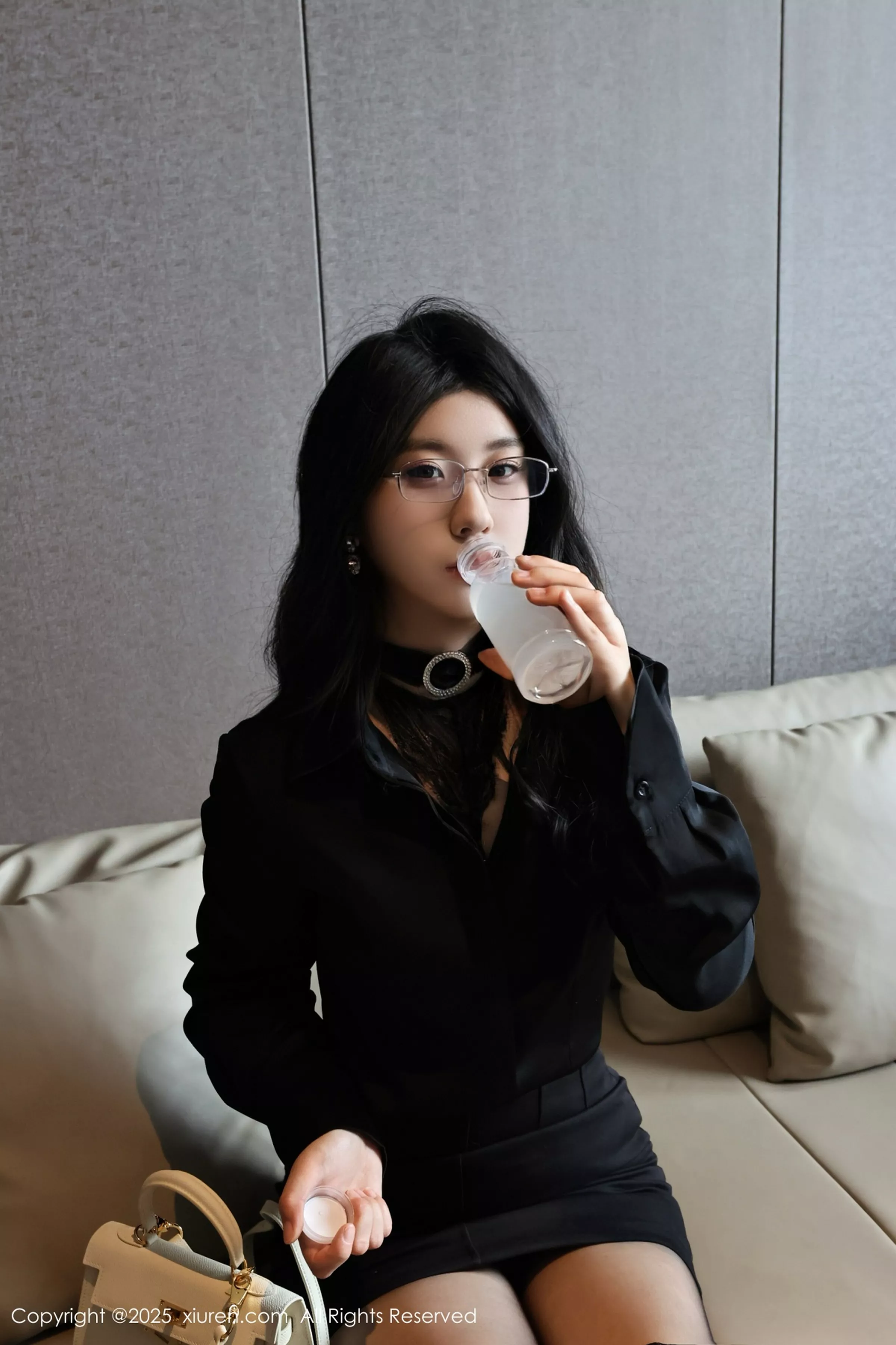 小芭乐性感黑色OL服饰配超薄黑丝秀翘臀美腿完美绝美写真 第 33 张