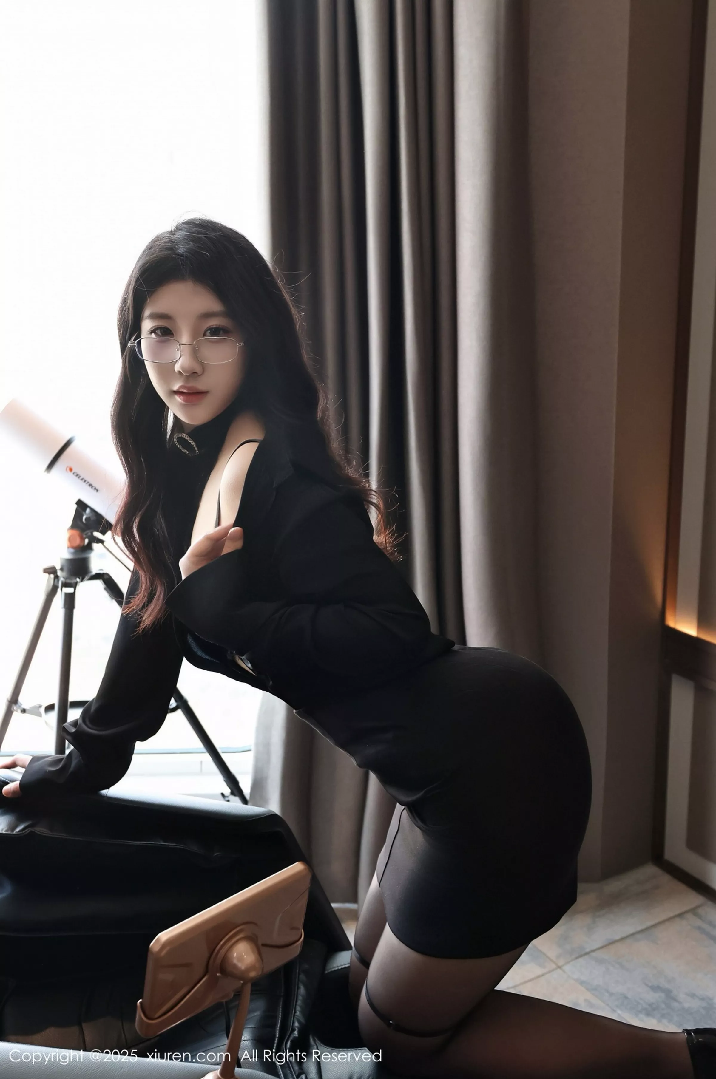 小芭乐性感黑色OL服饰配超薄黑丝秀翘臀美腿完美绝美写真 第 45 张
