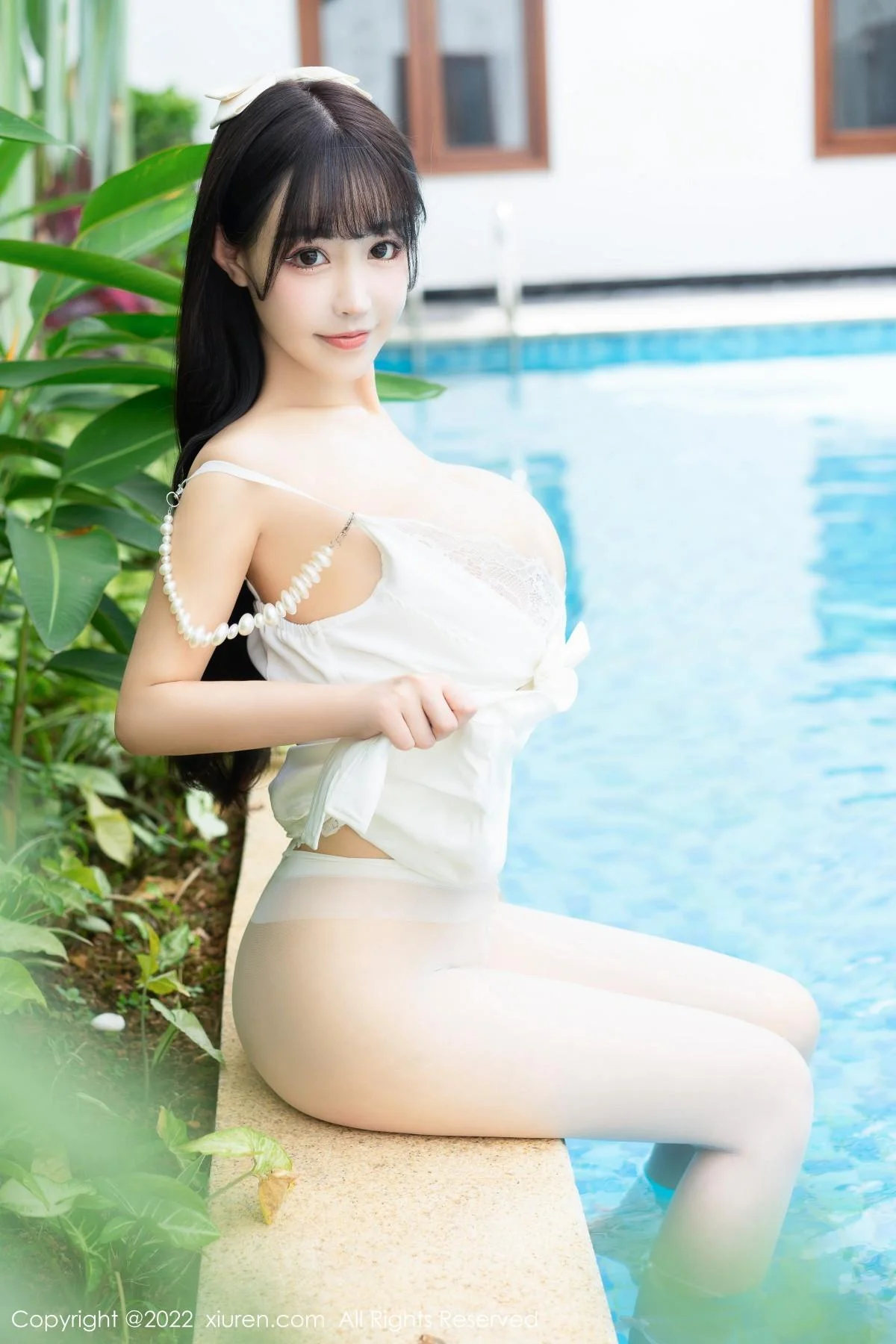 朱可儿Flora泳池场景性感白色吊带短裙秀丰乳肥臀绝美写真 第 38 张