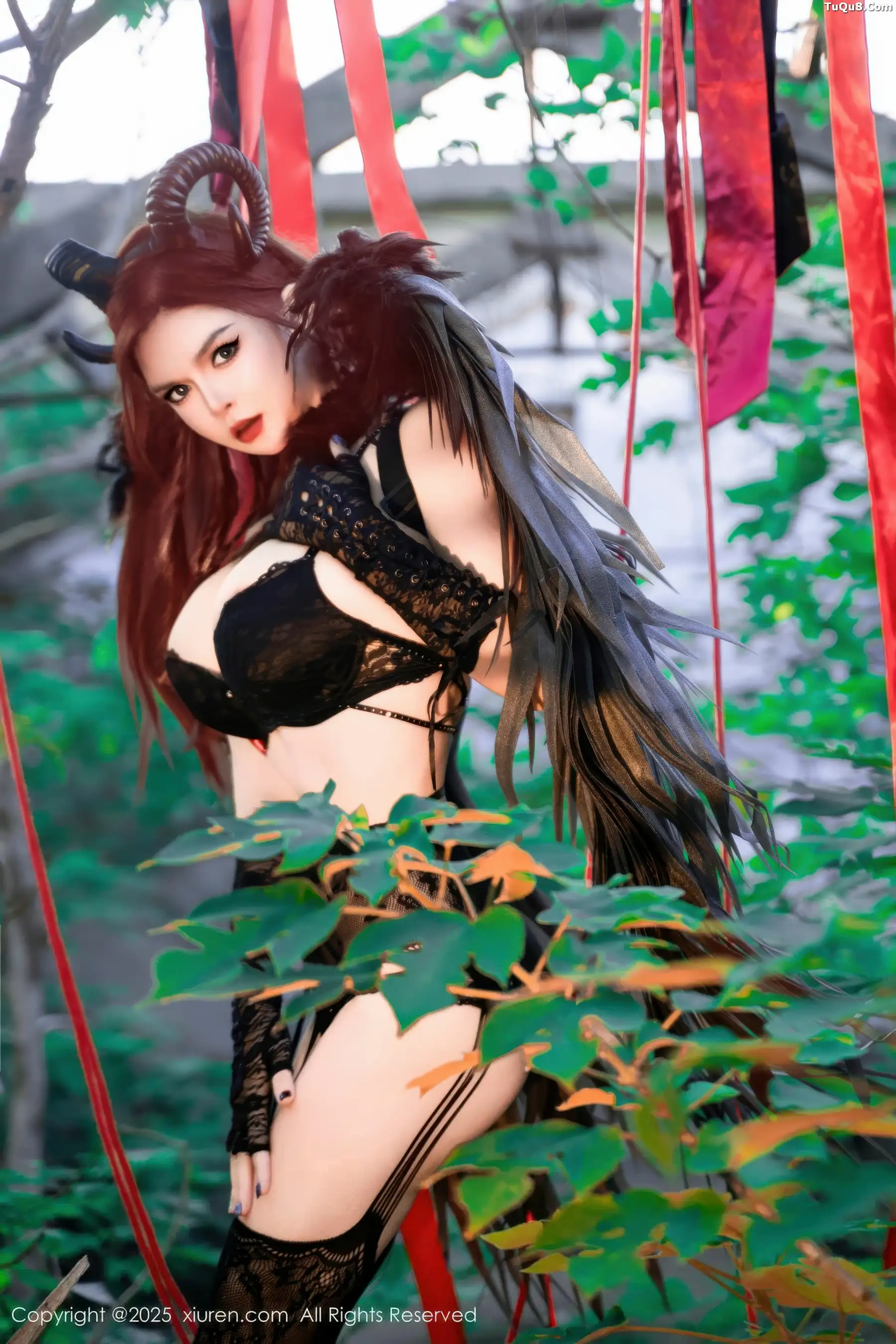 伊丽莎有点白性感黑色蕾丝内衣配黑丝吊袜秀惹火身材绝美写真 第 1 张