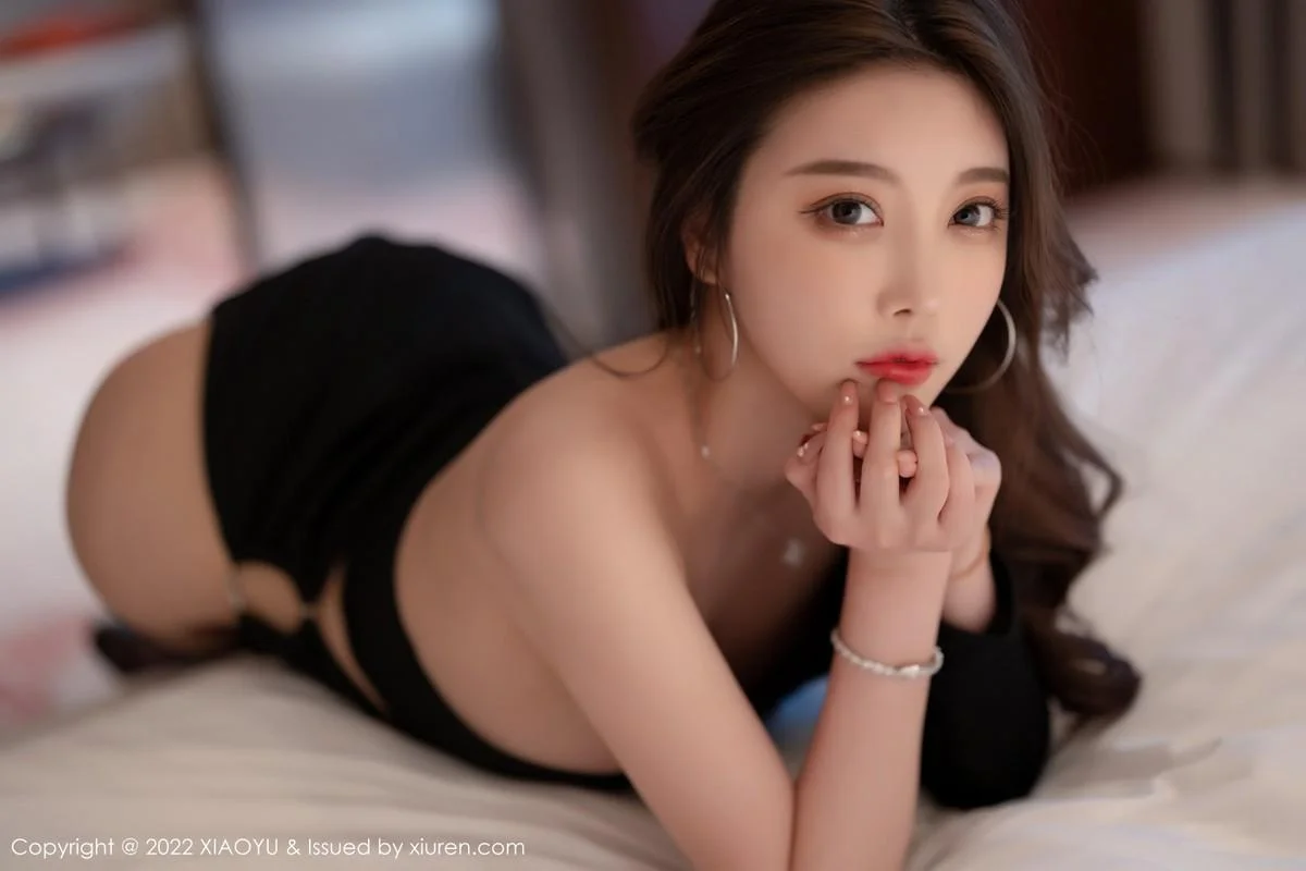 杨晨晨Yome惠州旅拍黑色露肩连衣裙配蕾丝袜极致魅惑写真 第 36 张