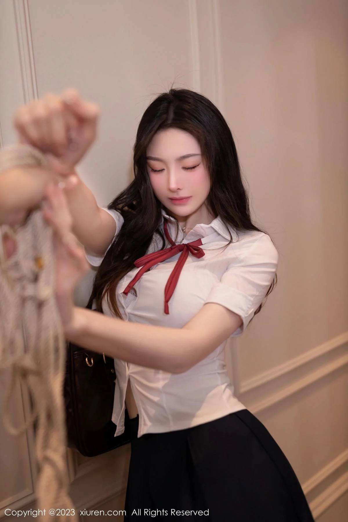 小逗逗捆绑剧情性感白T配黑色短裙露超薄黑丝极致魅惑写真 第 12 张