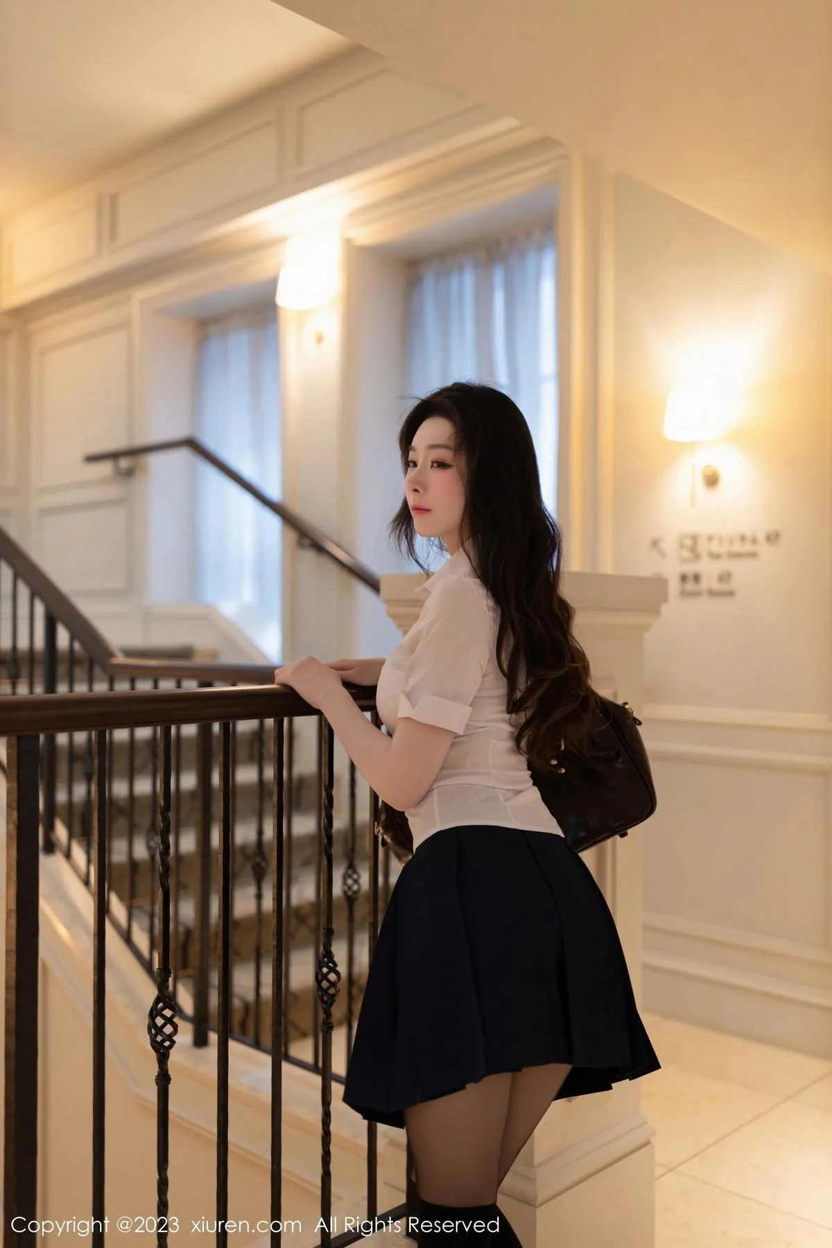 小逗逗捆绑剧情性感白T配黑色短裙露超薄黑丝极致魅惑写真 第 2 张