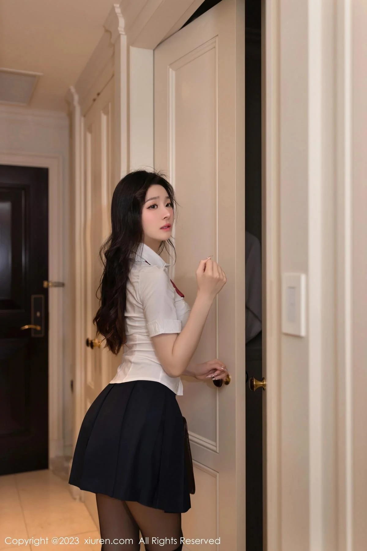 小逗逗捆绑剧情性感白T配黑色短裙露超薄黑丝极致魅惑写真 第 5 张